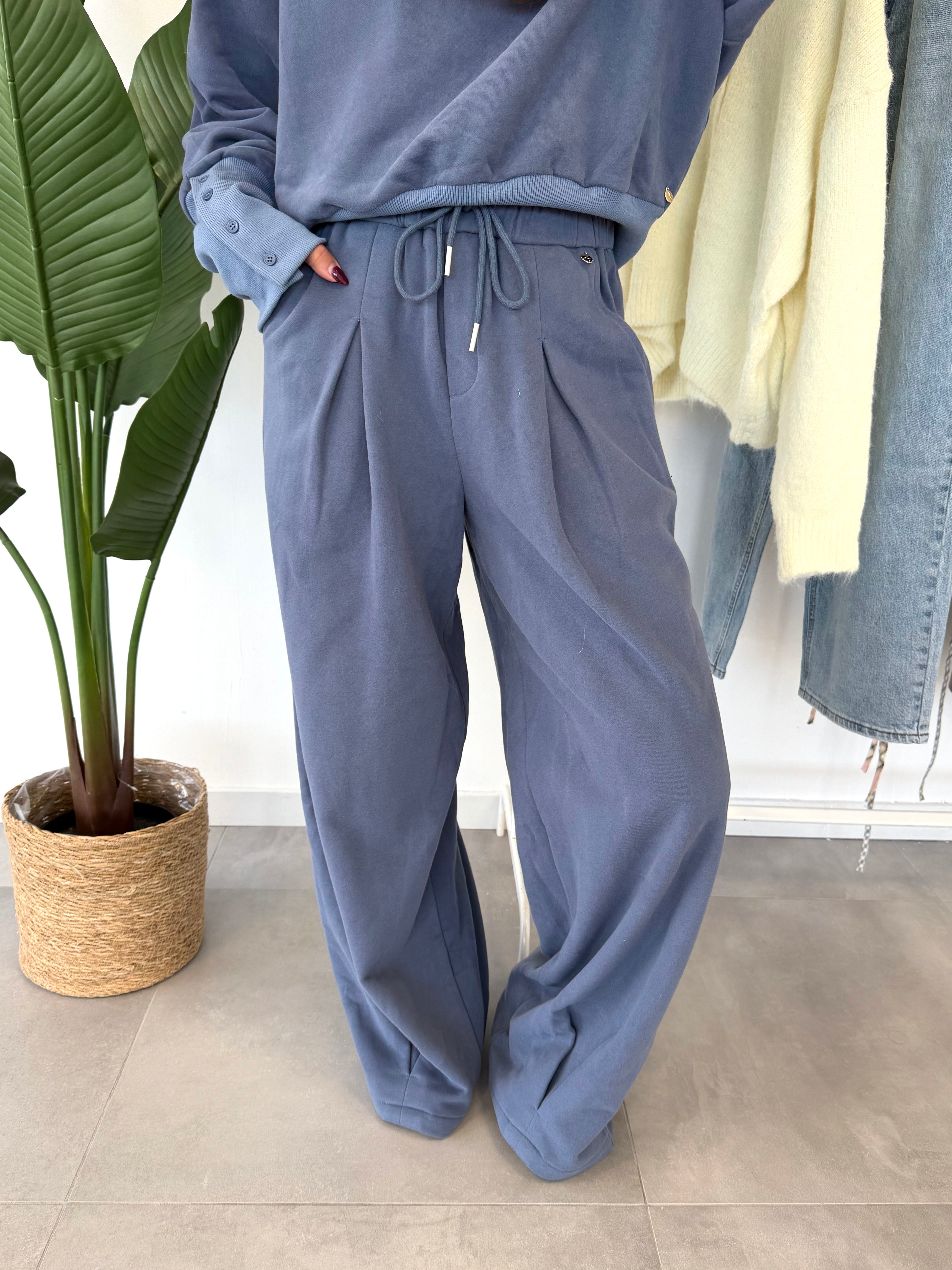 Corrie joggingsbroek – blauwe joggingsbroek met comfortabele pasvorm, vooraanzicht