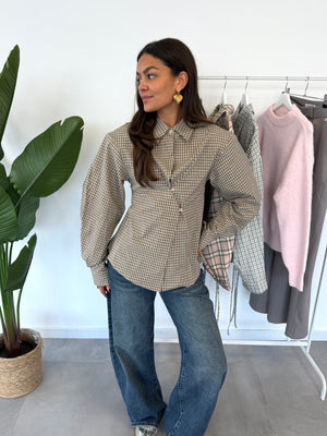 Leni blouse – blouse met ruitjespatroon, getailleerd bij de buik en losvallend daaronder, met een speels knopendetail, vooraanzicht