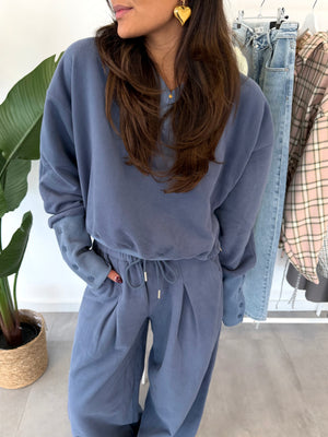 Aleezah trui & Corrie joggingsbroek – blauwe set met zachte stof en comfortabele pasvorm, close-up vooraanzicht