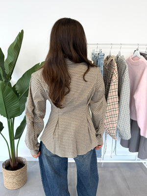 Leni blouse – blouse met ruitjespatroon, nauwsluitend bij de buik en losvallend verder, achteraanzicht