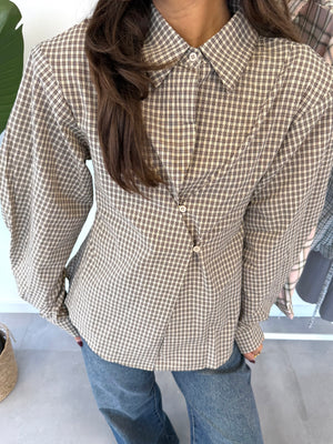 Leni blouse – blouse met ruitjespatroon, getailleerd bij de buik en losvallend daaronder, met opvallende knoopjes, close-up vooraanzicht