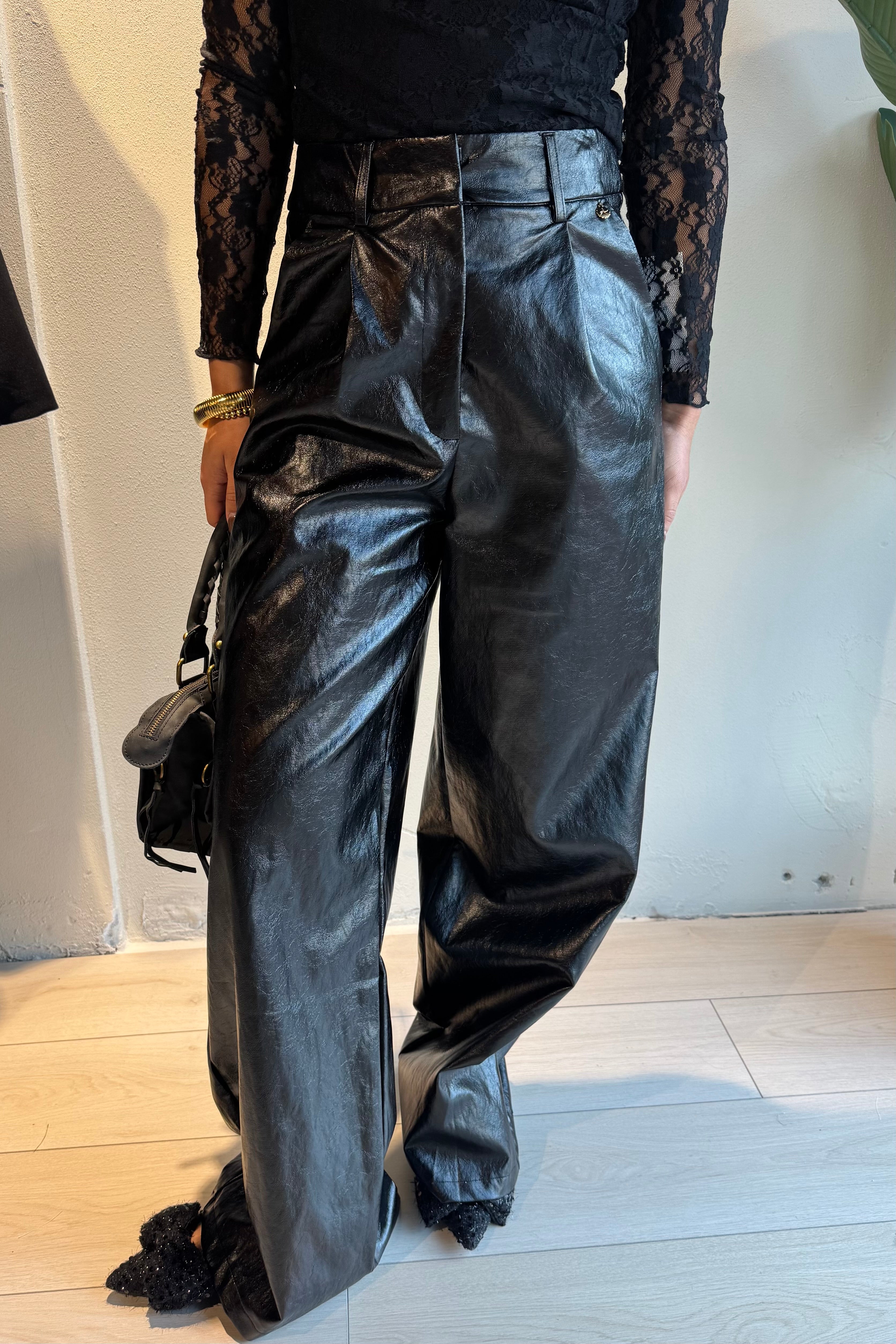 Kaia broek – zwarte vegan leren broek met stoere en stijlvolle uitstraling, vooraanzicht