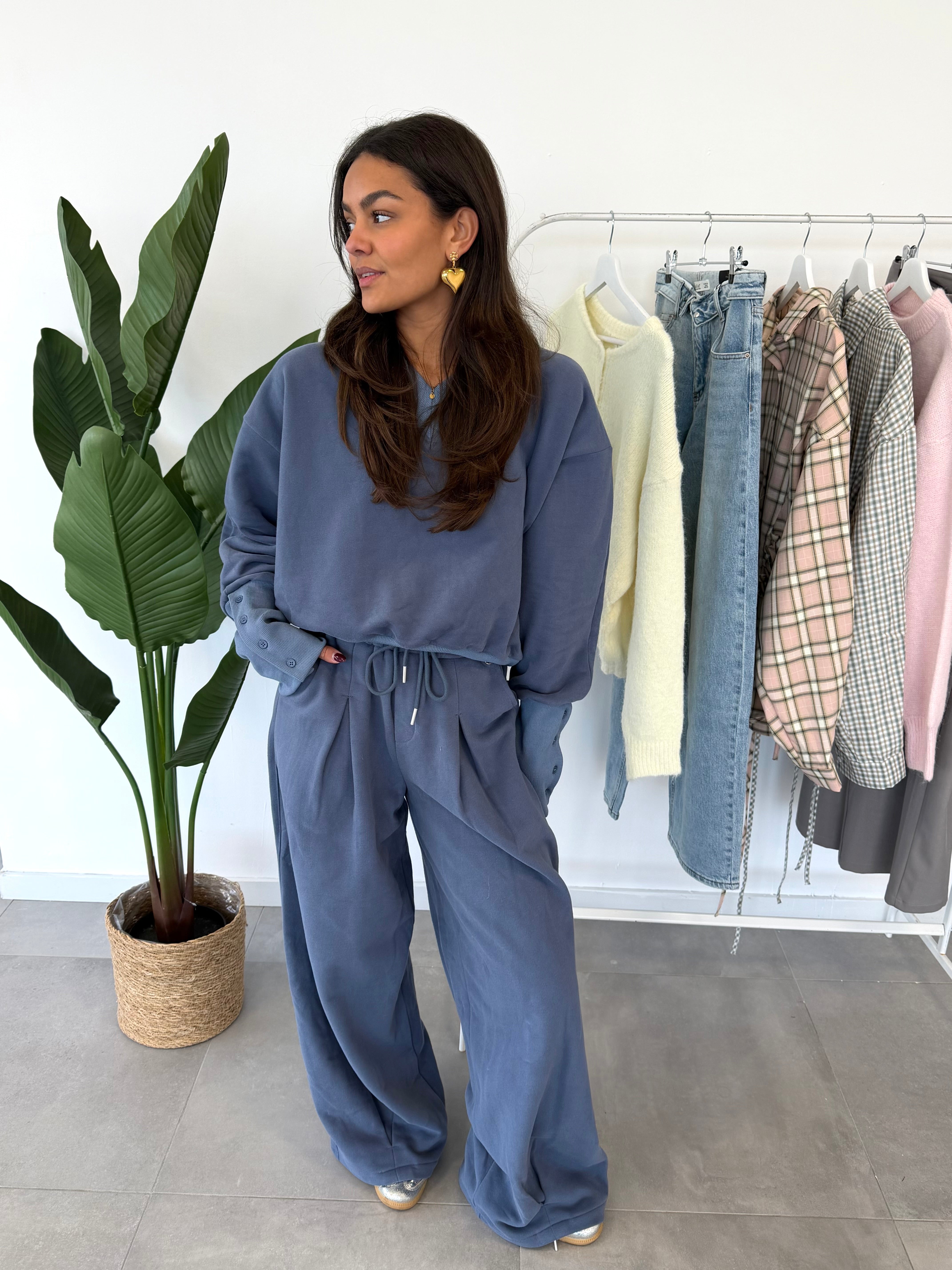 Aleezah trui & Corrie joggingsbroek – blauwe set met comfortabele pasvorm en zachte stof, vooraanzicht