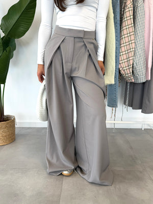 Kevser pantalon – lichtgrijze pantalon met brede pijpen en comfortabele pasvorm, vooraanzicht