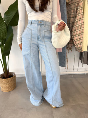 Fiora jeans – wijdvallende broek met subtiele streepdessin als detail, close-up vooraanzicht