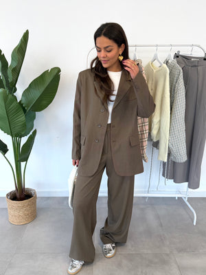 Chris pantalon – taupe pantalon met rechte, comfortabele pasvorm, vooraanzicht van veraf