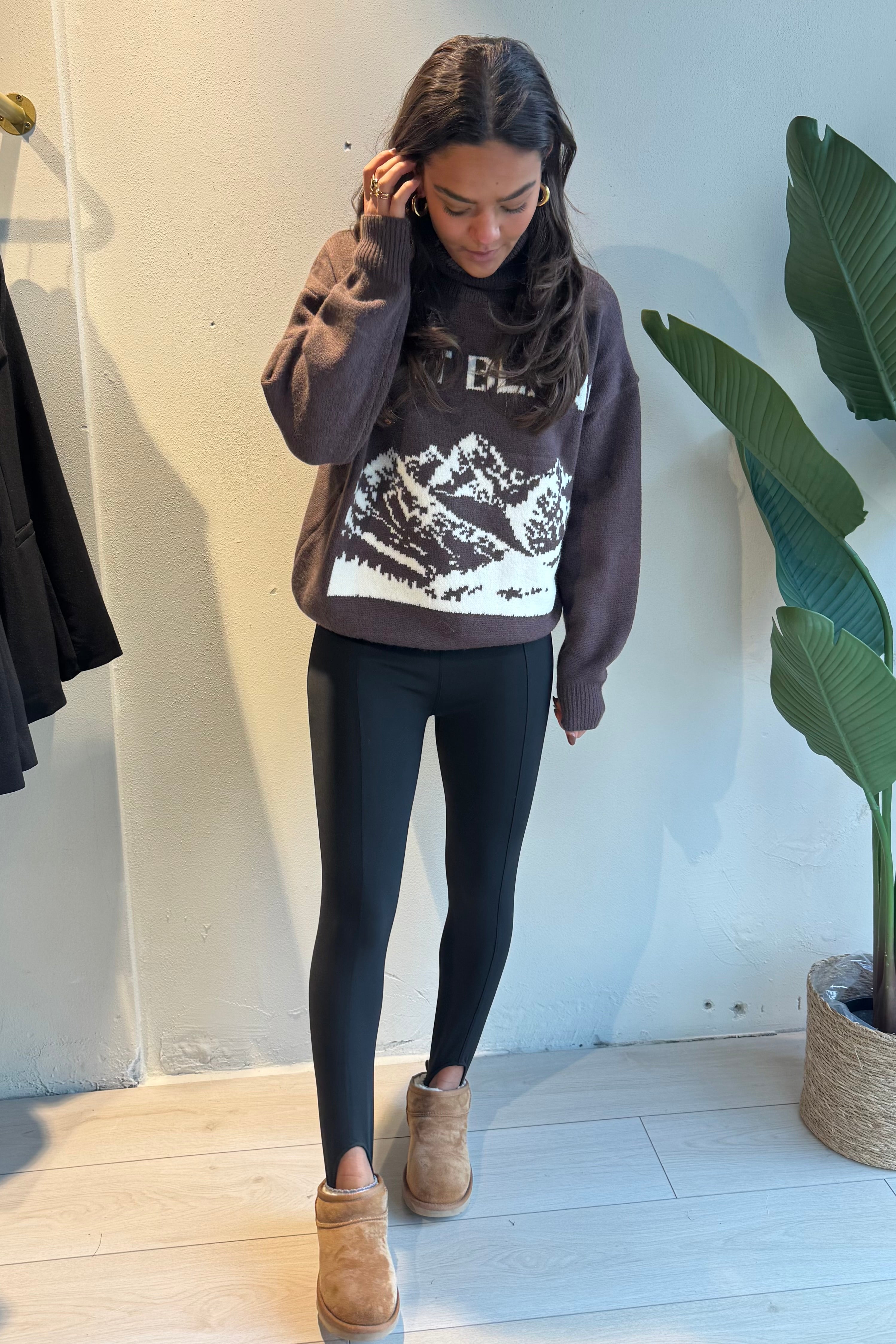 Lis legging – zwarte legging met perfecte pasvorm en bewegingsvrijheid, vooraanzicht iets verder weg