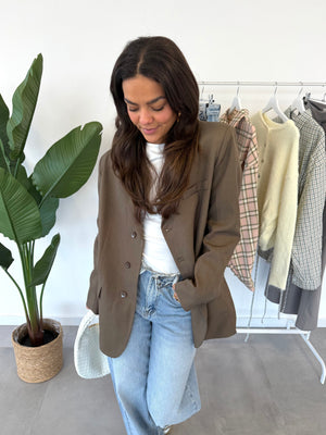 Brixie jeans – blauwe jeans met omgeslagen taille als speels detail, vooraanzicht van veraf