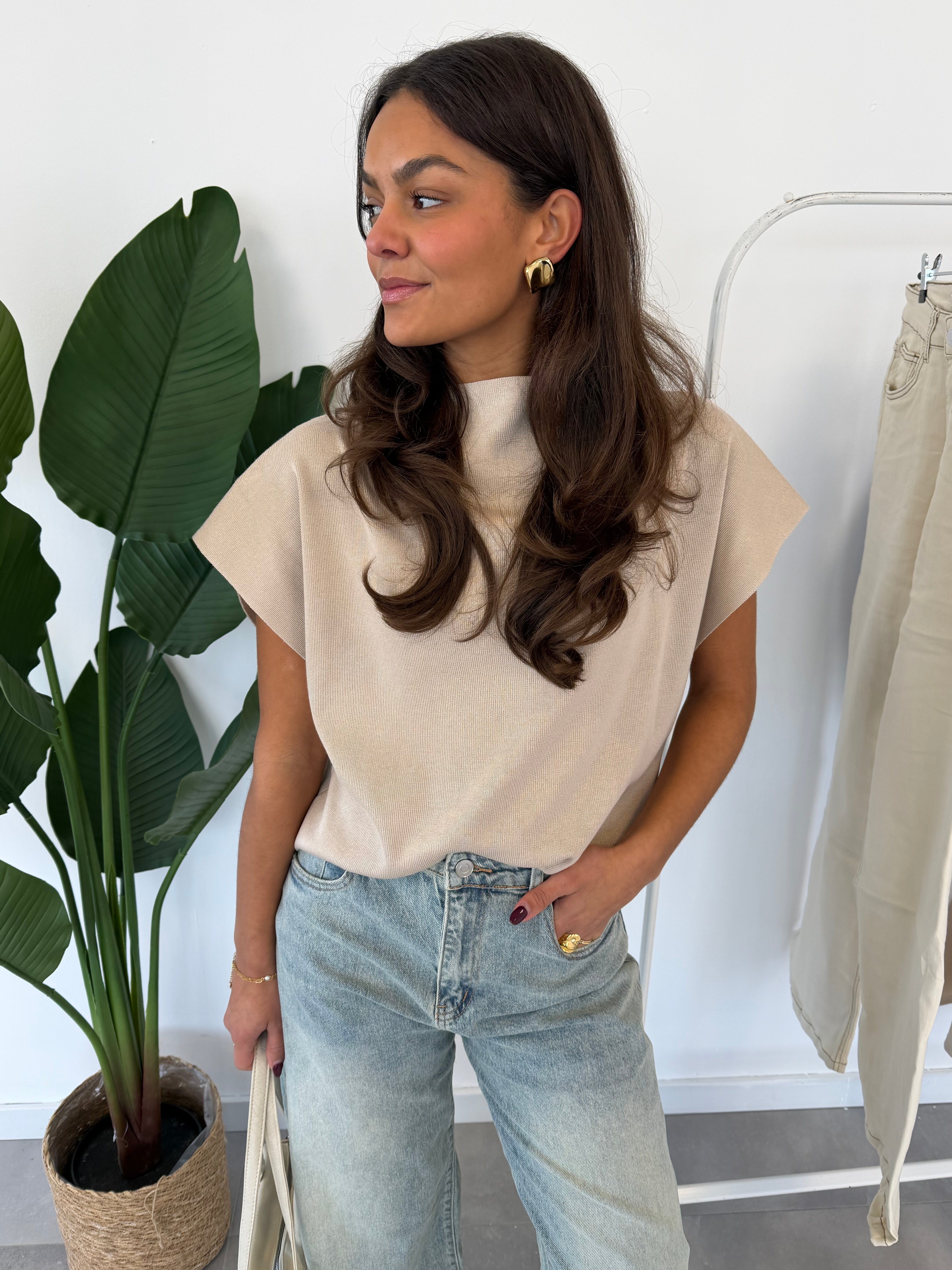 Saria shirt – beige dames shirt met korte mouwen, voorkant gedragen