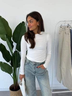 Nyra longsleeve – witte, strakke longsleeve met aansluitende pasvorm, vooraanzicht