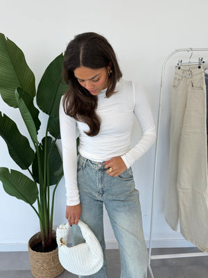 Nyra longsleeve – witte, strakke longsleeve met aansluitende pasvorm, vooraanzicht