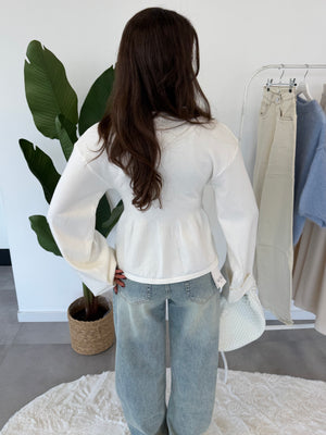 Isola top – witte top met uitlopende mouwen, nauwsluitend bij de buik, achteraanzicht