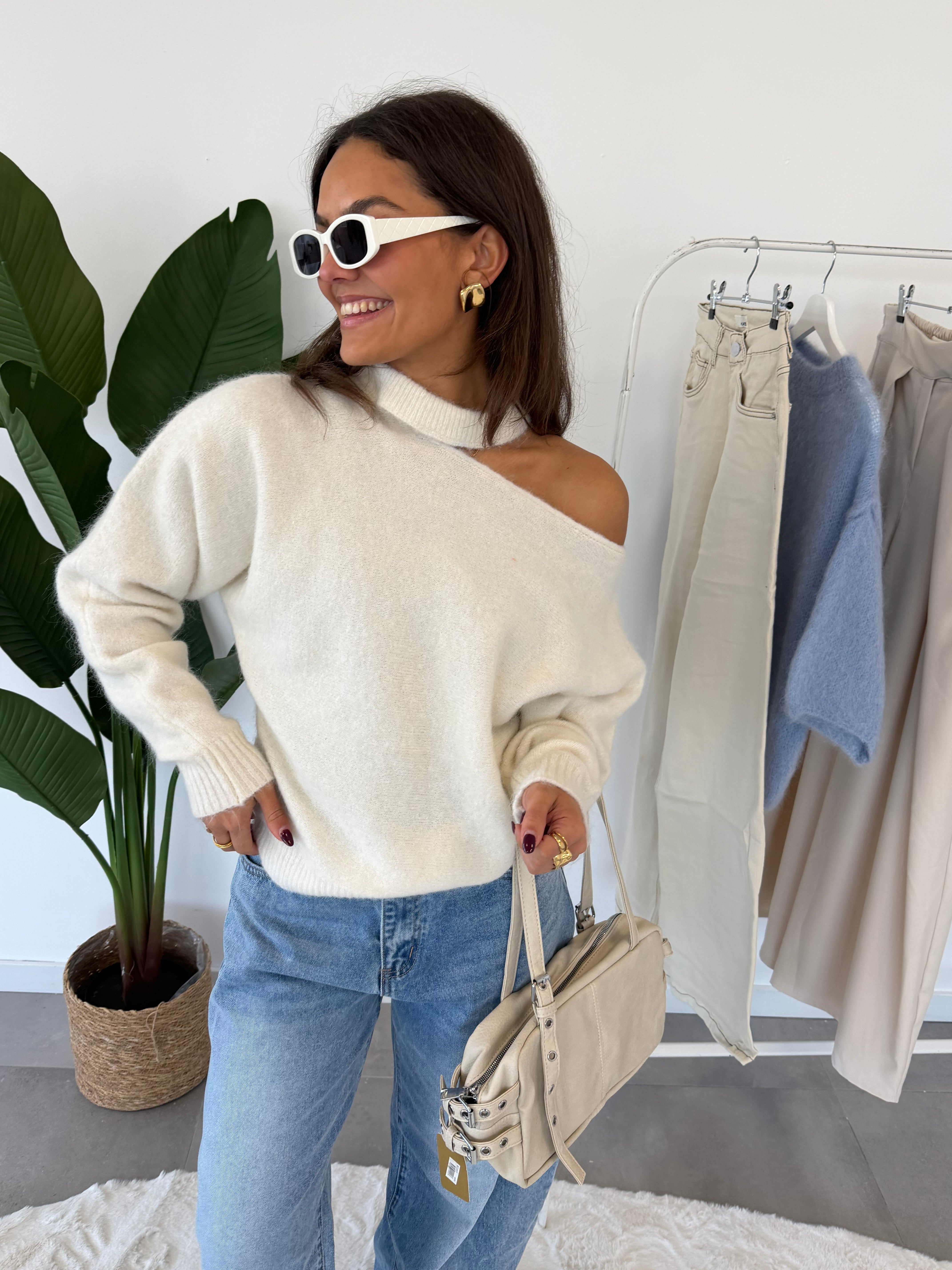 Elvya trui – witte one-shoulder dames trui, voorkant gestyled met jeans