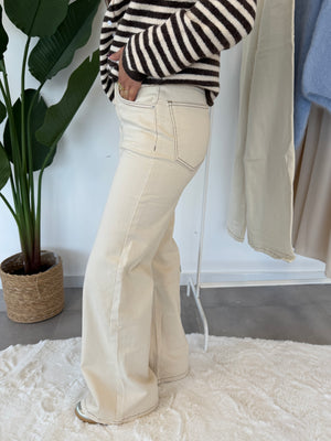 Maris jeans – beige dames jeans met rechte pijpen, zijaanzicht met achterzakken en hoge taille