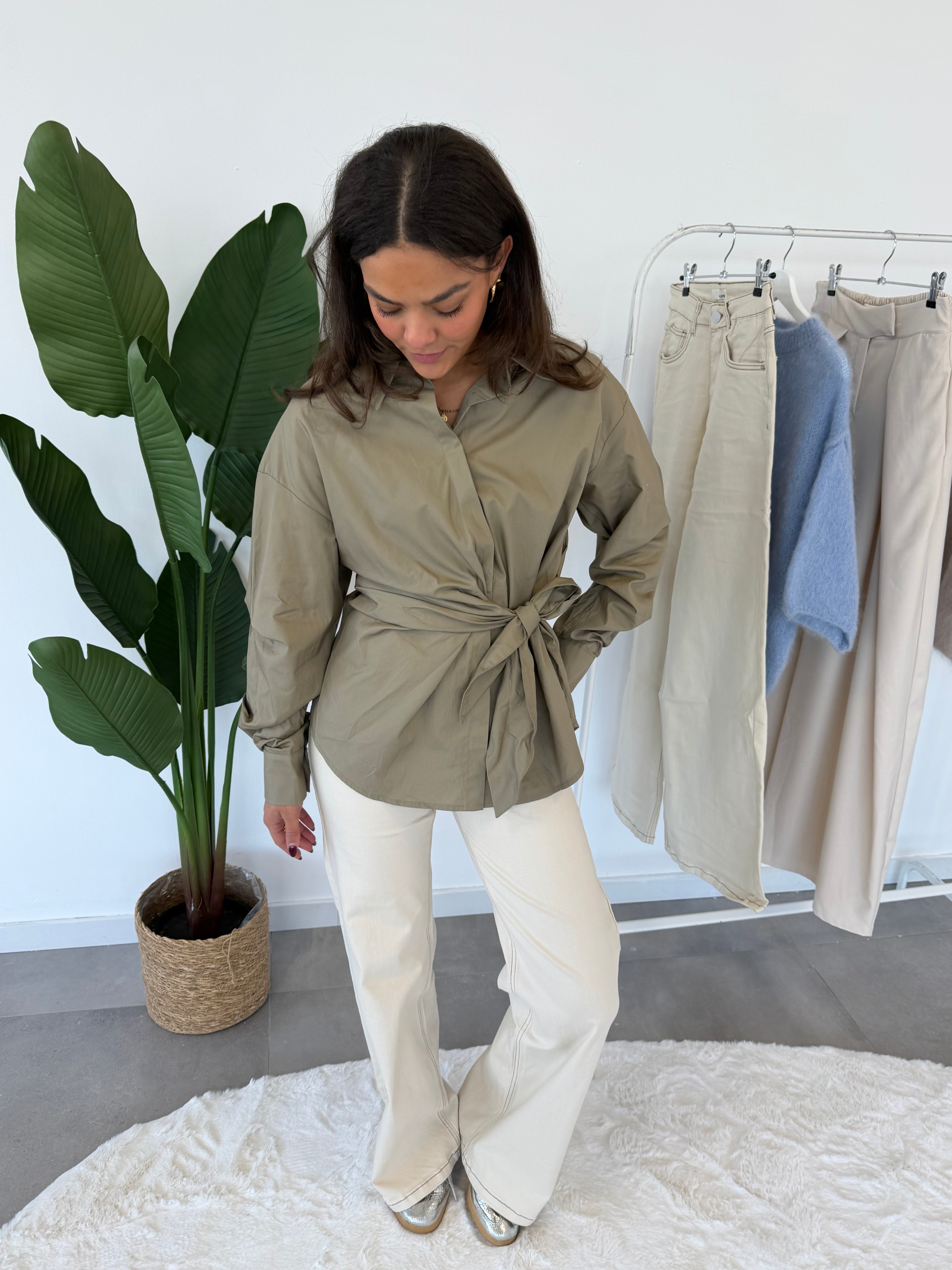 Sivah blouse – taupe dames blouse met strikceintuur, vooraanzicht gestyled met lichte jeans