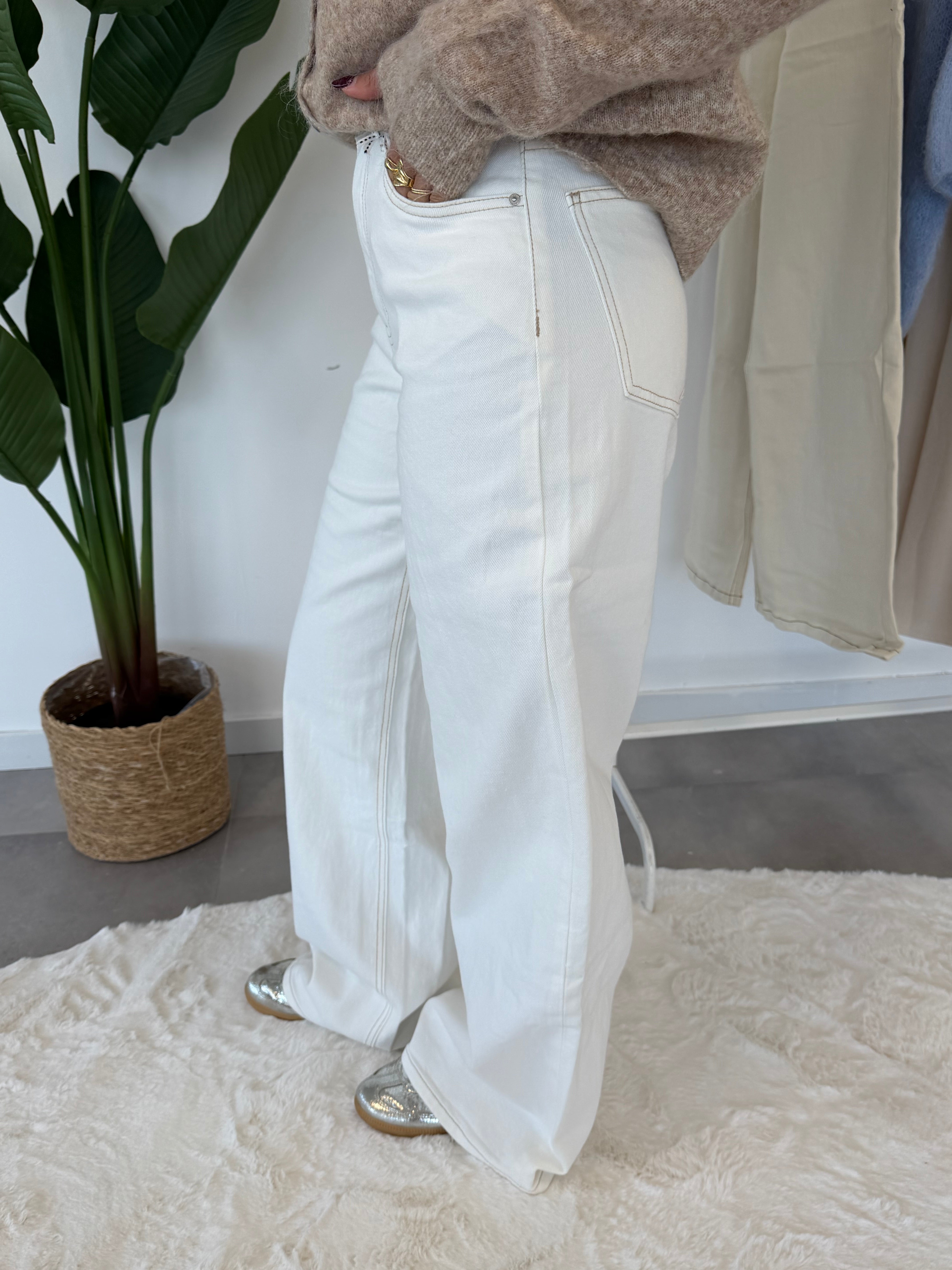 Lyra jeans – witte wide leg jeans, zijaanzicht met hoge taille en rechte pijp