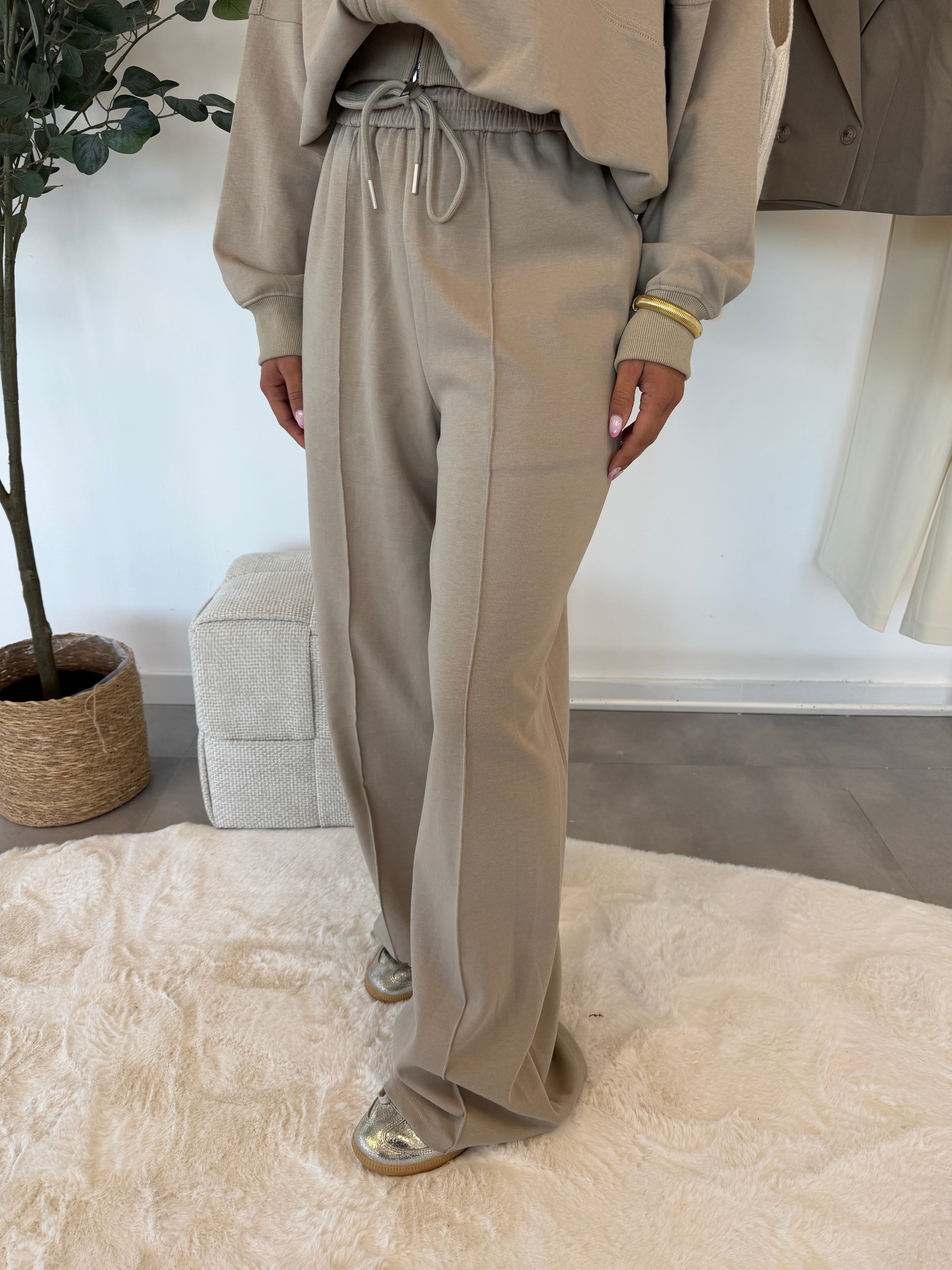 Gloria joggingsbroek – taupe broek, vooraanzicht