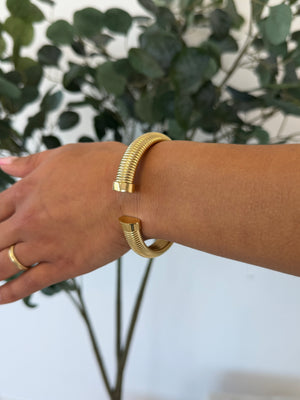 Velora bangle – gouden bangle met opening, achterzijde