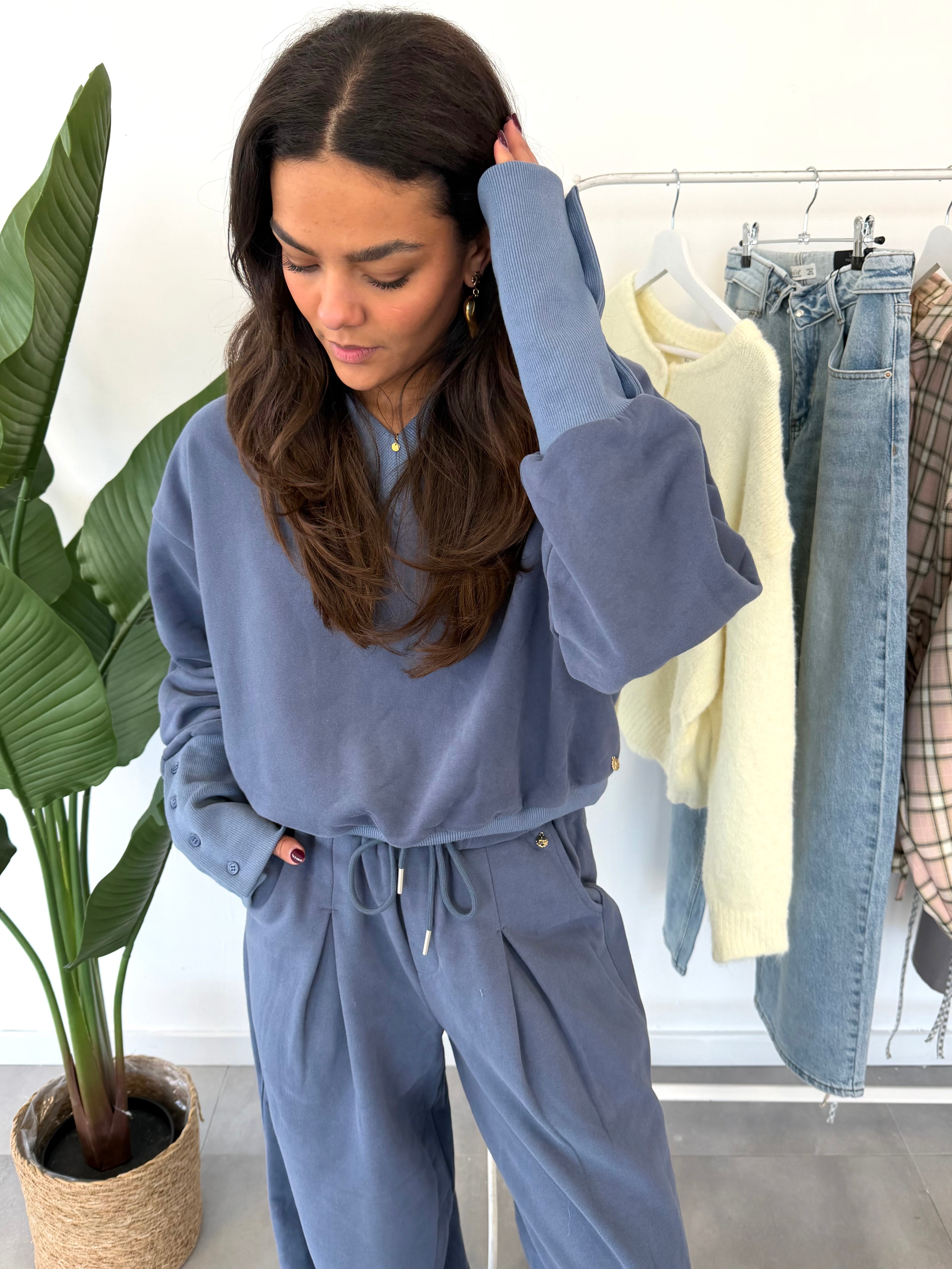 Aleezah trui – blauwe trui met comfortabele pasvorm, vooraanzicht