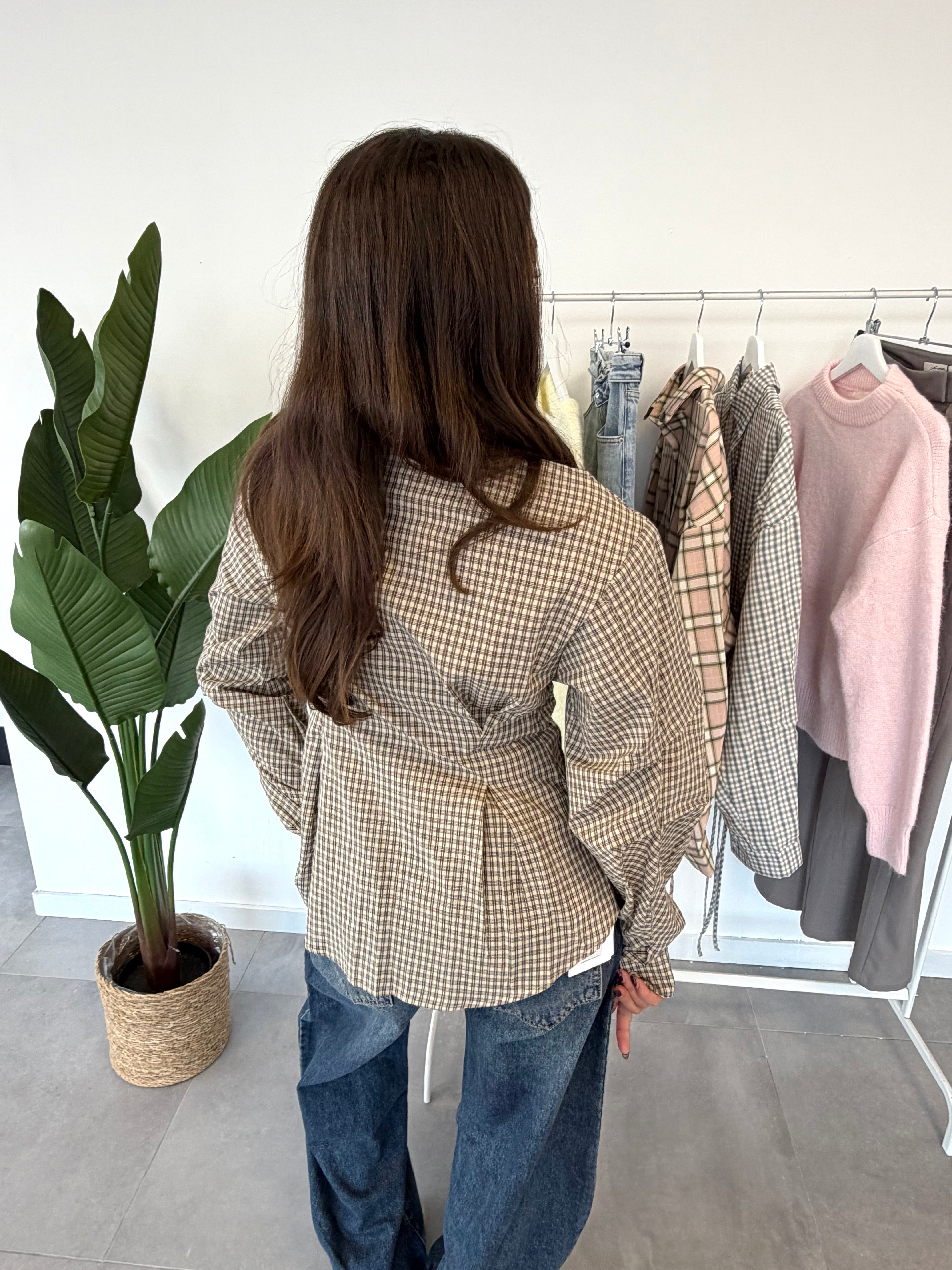Leni blouse – blouse met ruitjespatroon, aansluitend bij de taille en losvallend verder, achteraanzicht