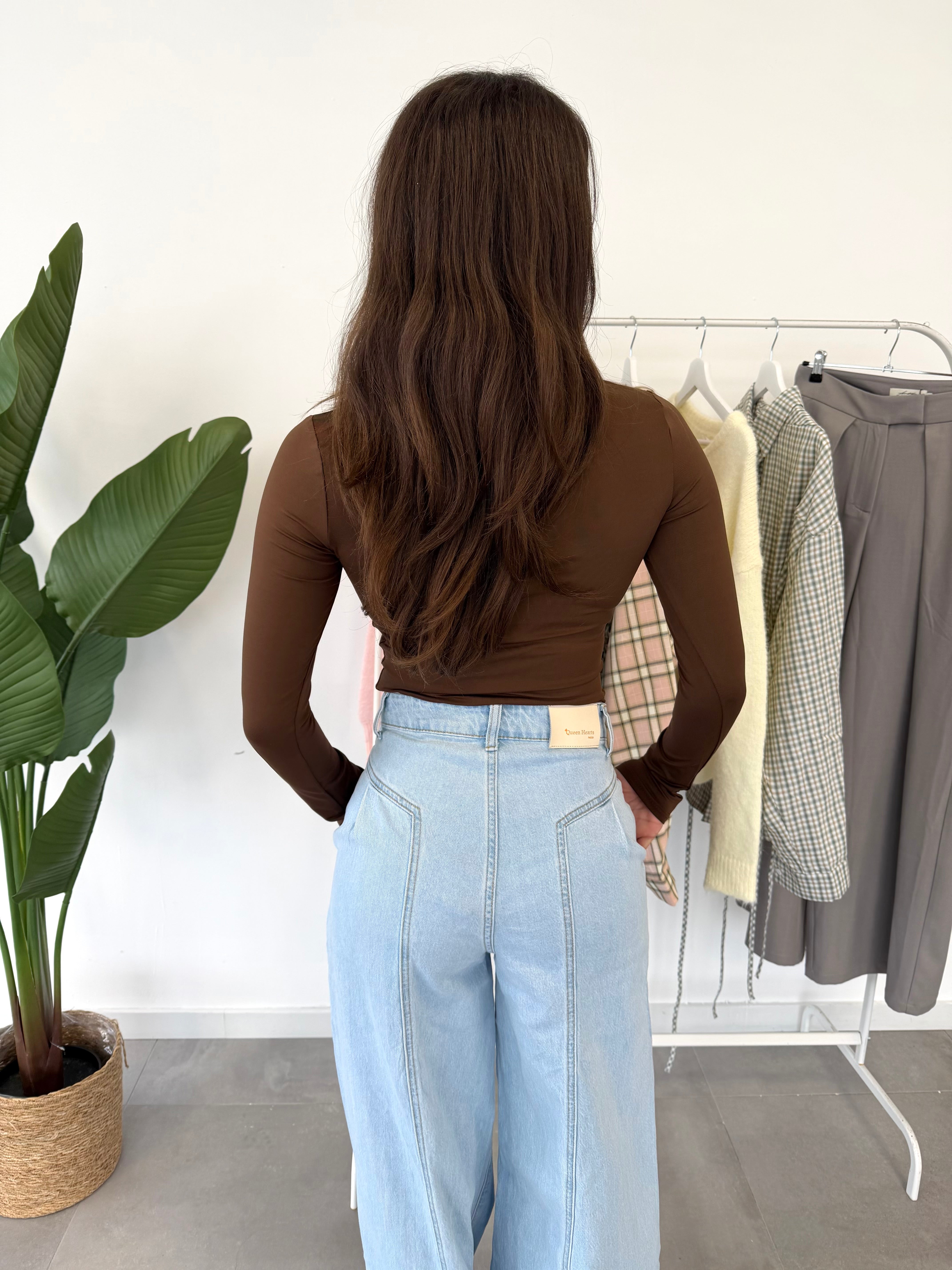 Serena body – bruine body met aansluitend model en comfortabel materiaal, achteraanzicht