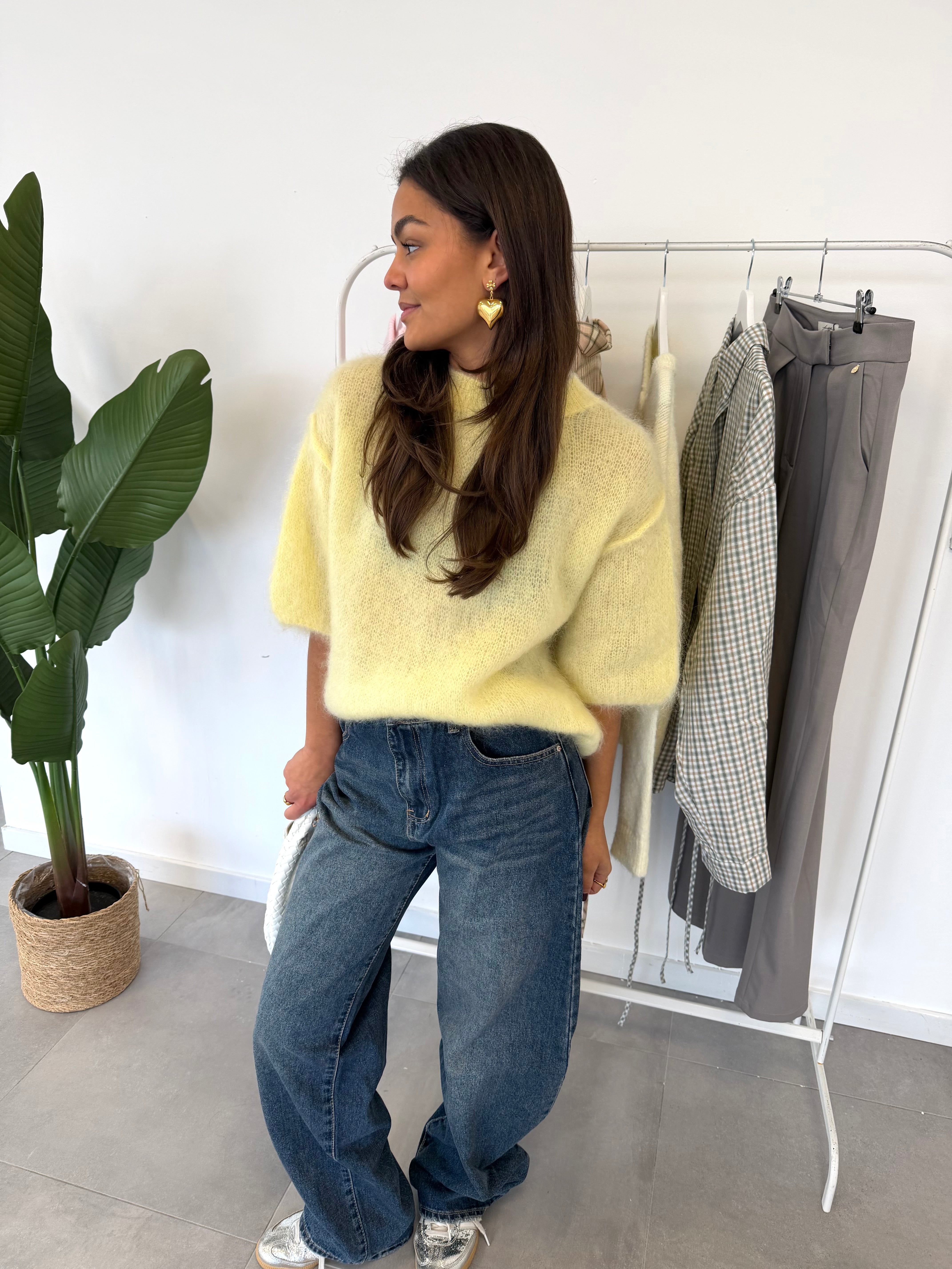 Rosie trui – buttery yellow trui met middellange mouwen en zachte, comfortabele stof, vooraanzicht