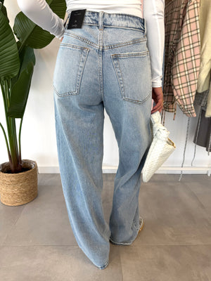 Brixie jeans – blauwe jeans met omgeslagen taille als speels detail, achteraanzicht