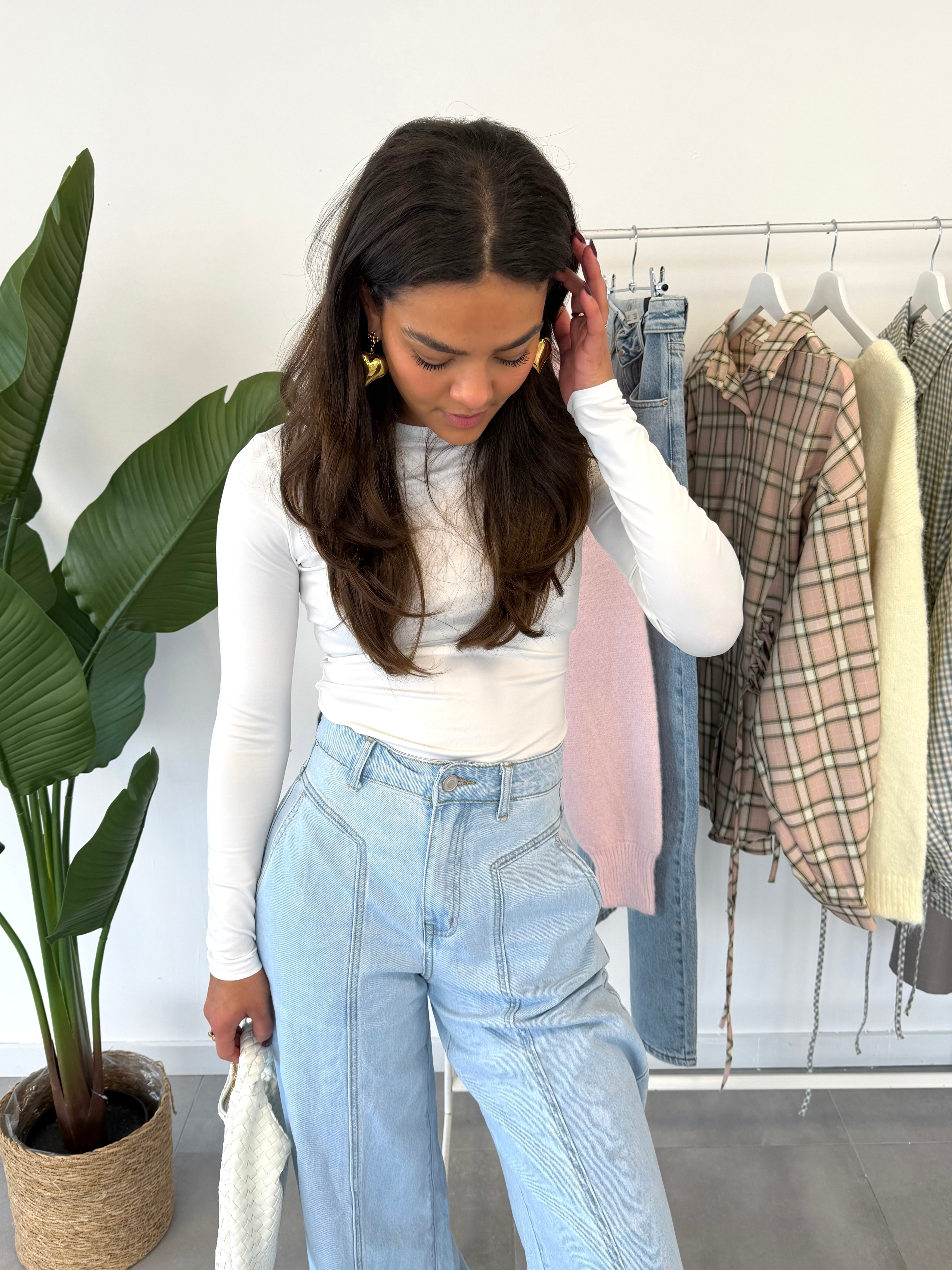 Serena body – witte body met nauwsluitende pasvorm en soepel materiaal, frontaal beeld