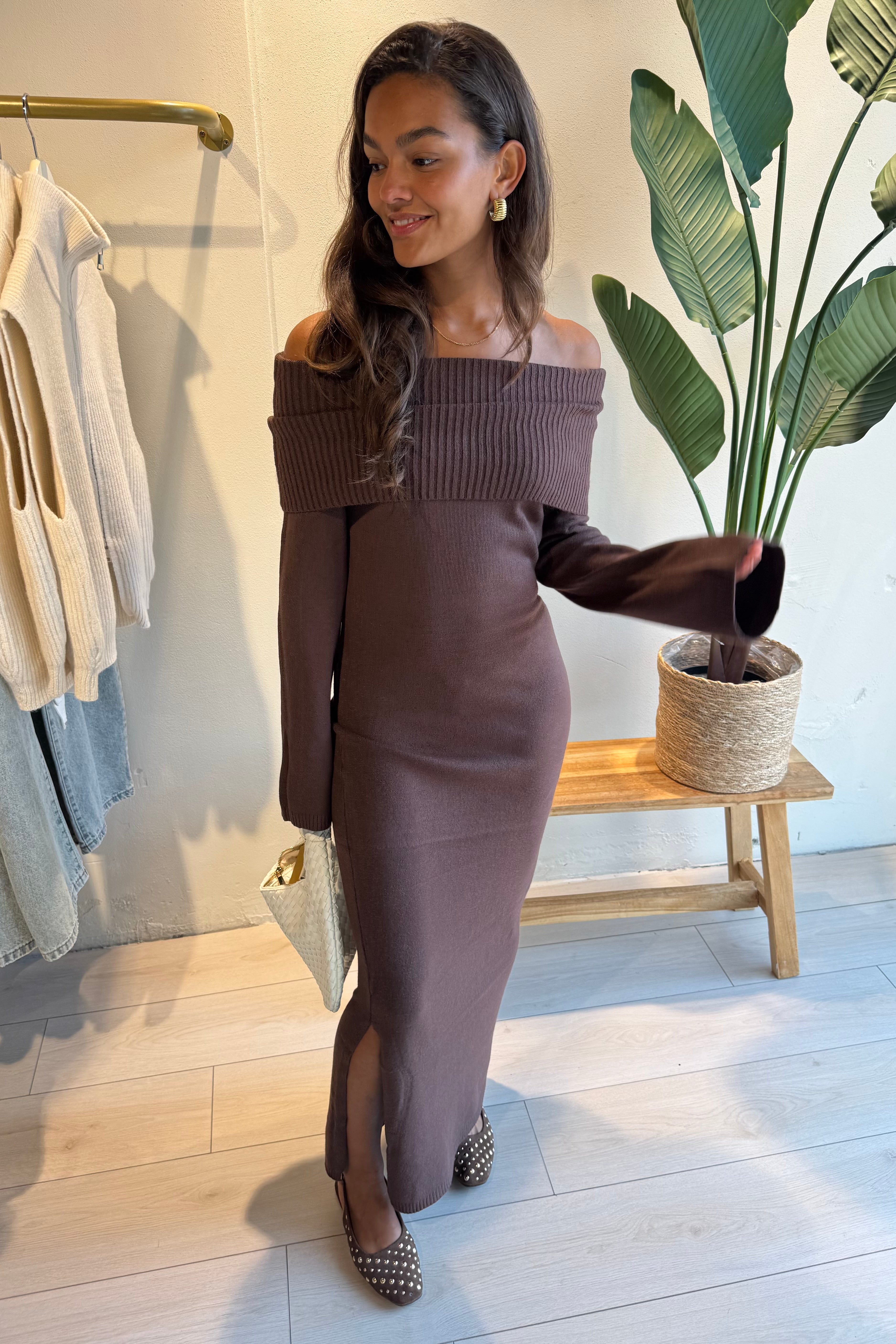 Of shoulder jurk bruin