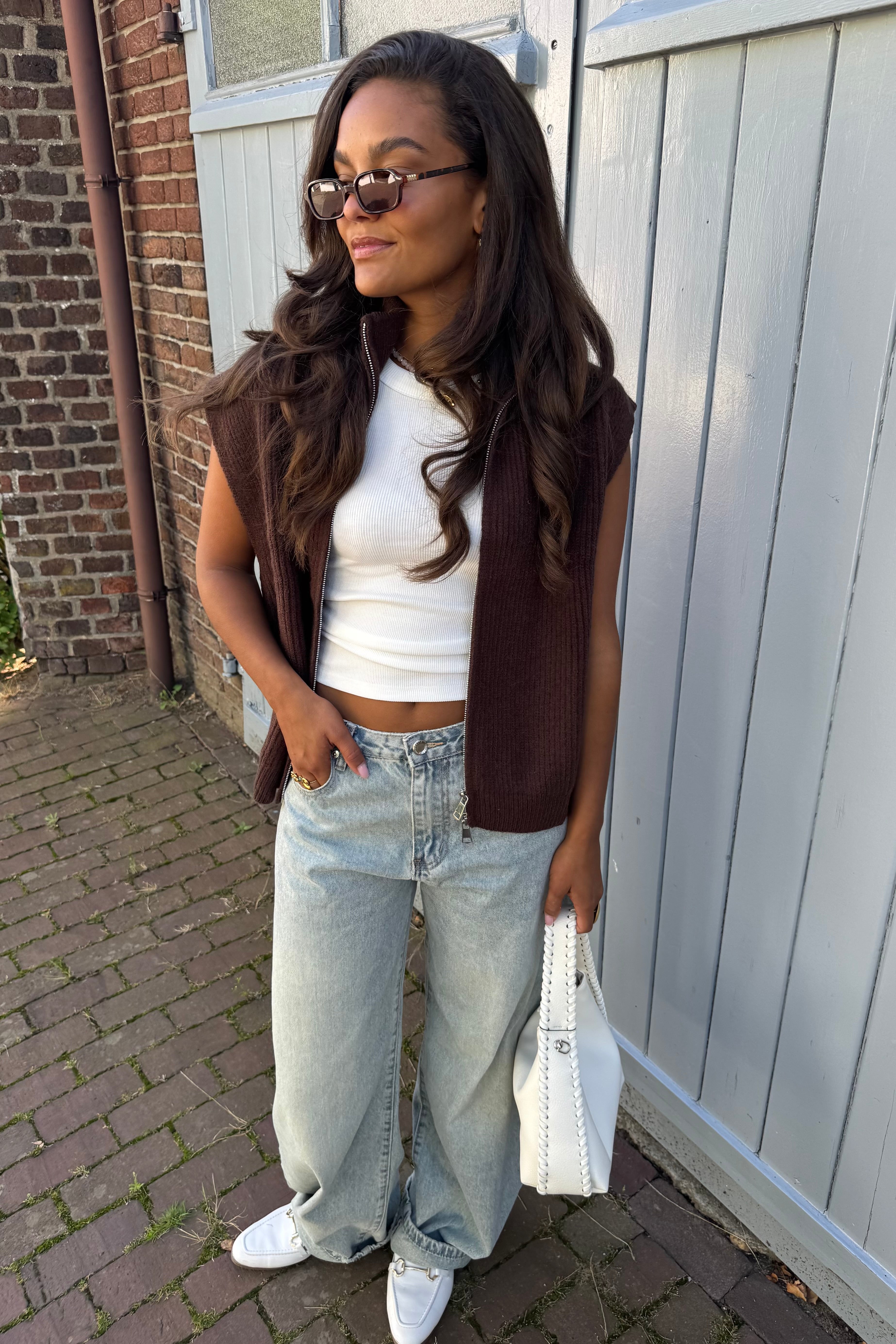 Julia vest – mouwloos damesvest van gebreid materiaal met rits in bruin