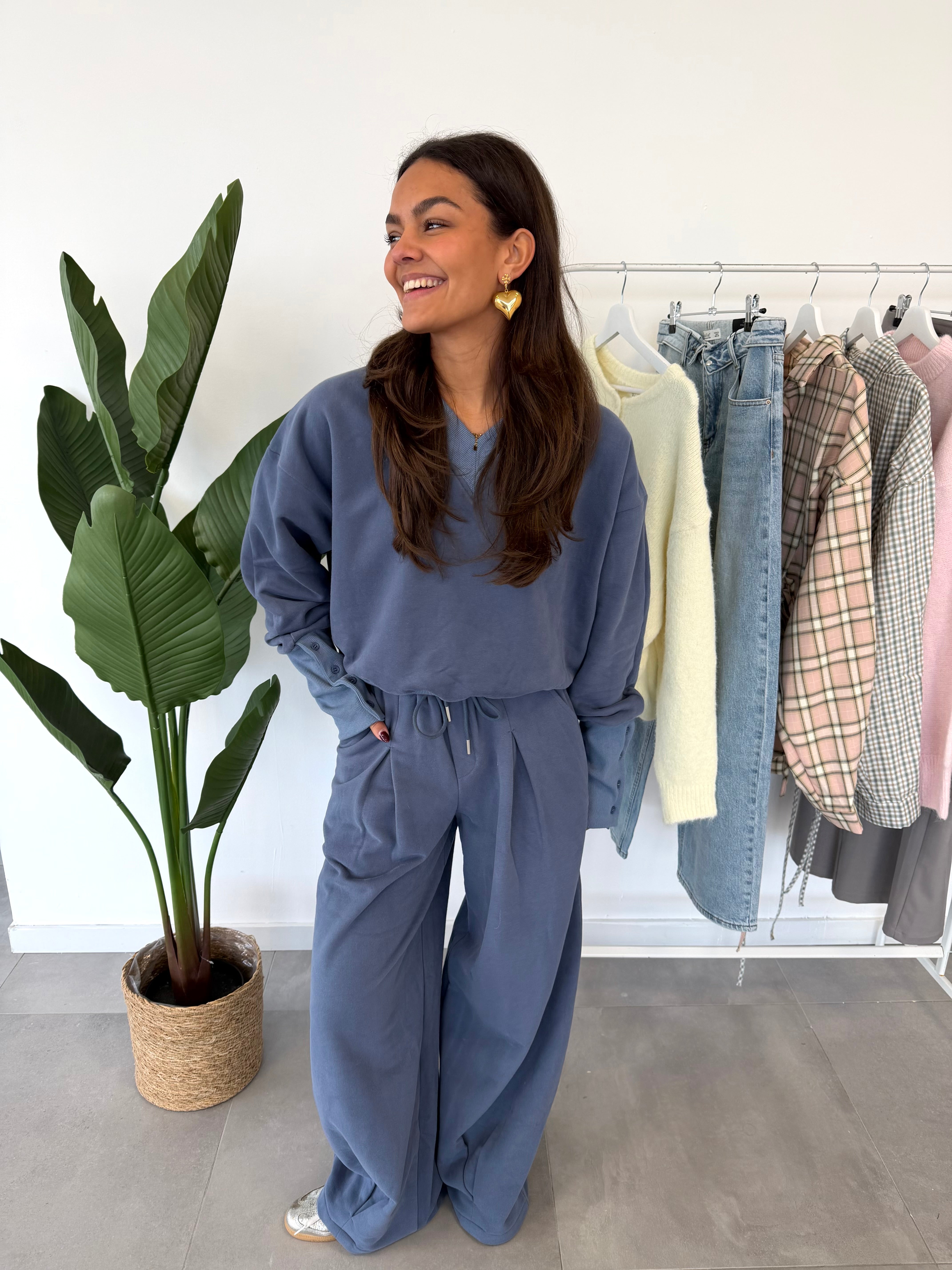 Aleezah trui & Corrie joggingsbroek – blauwe trui met V-hals en bijpassende broek, comfortabele pasvorm, vooraanzicht