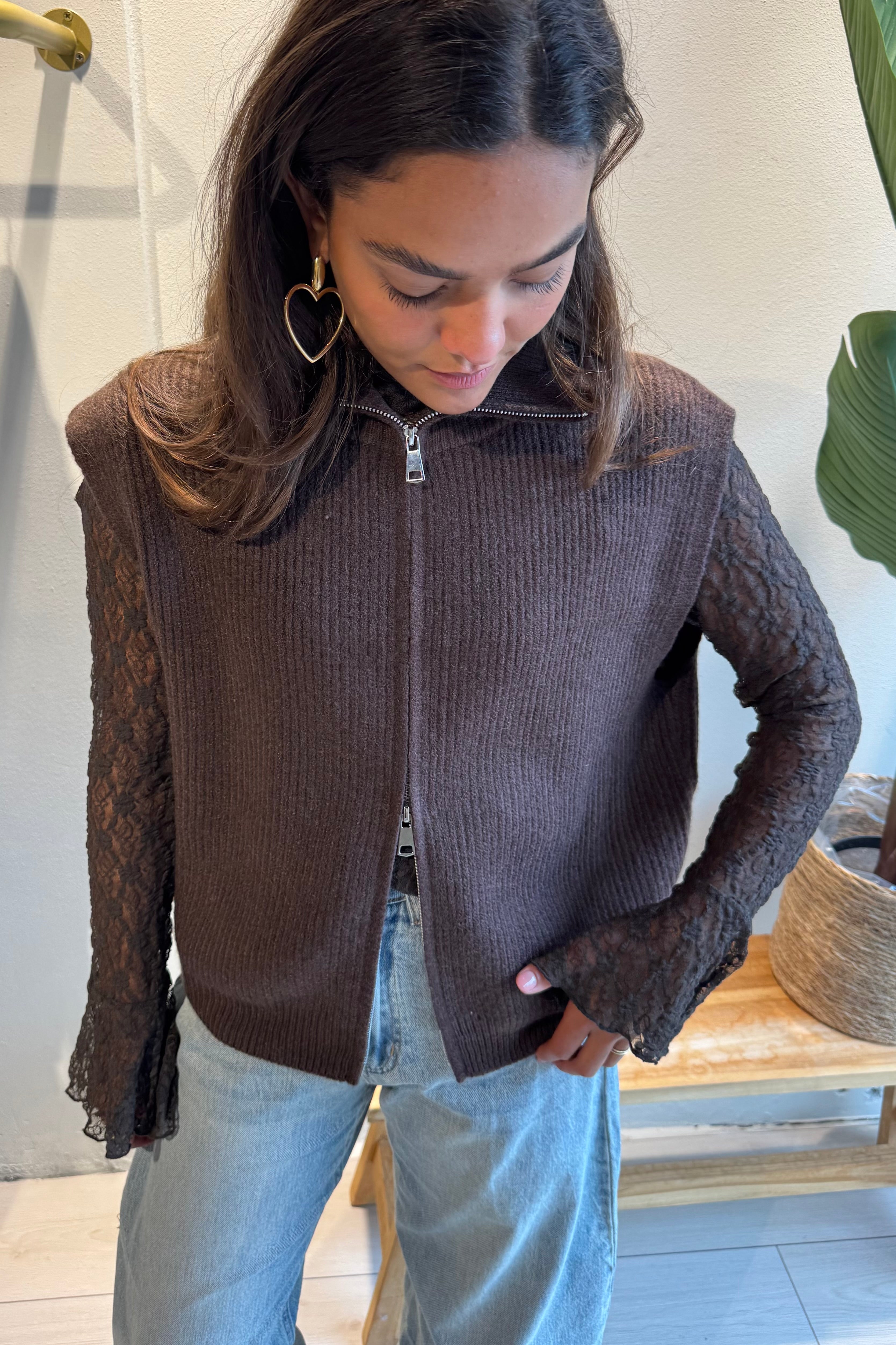 Julia vest – mouwloos gebreid vest in bruin