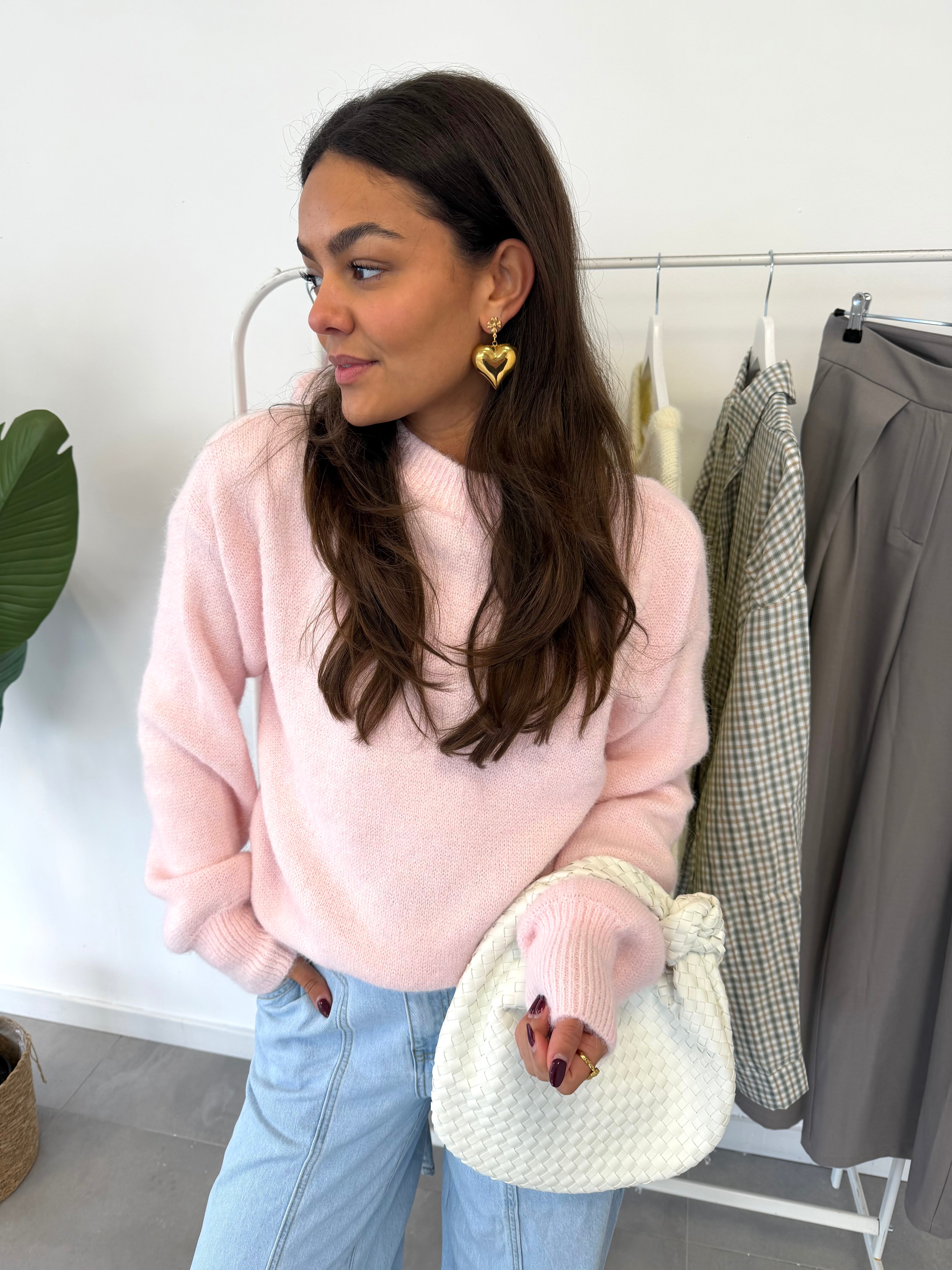 Suus trui – lichtroze trui met lange mouwen en zachte, comfortabele stof, vooraanzicht