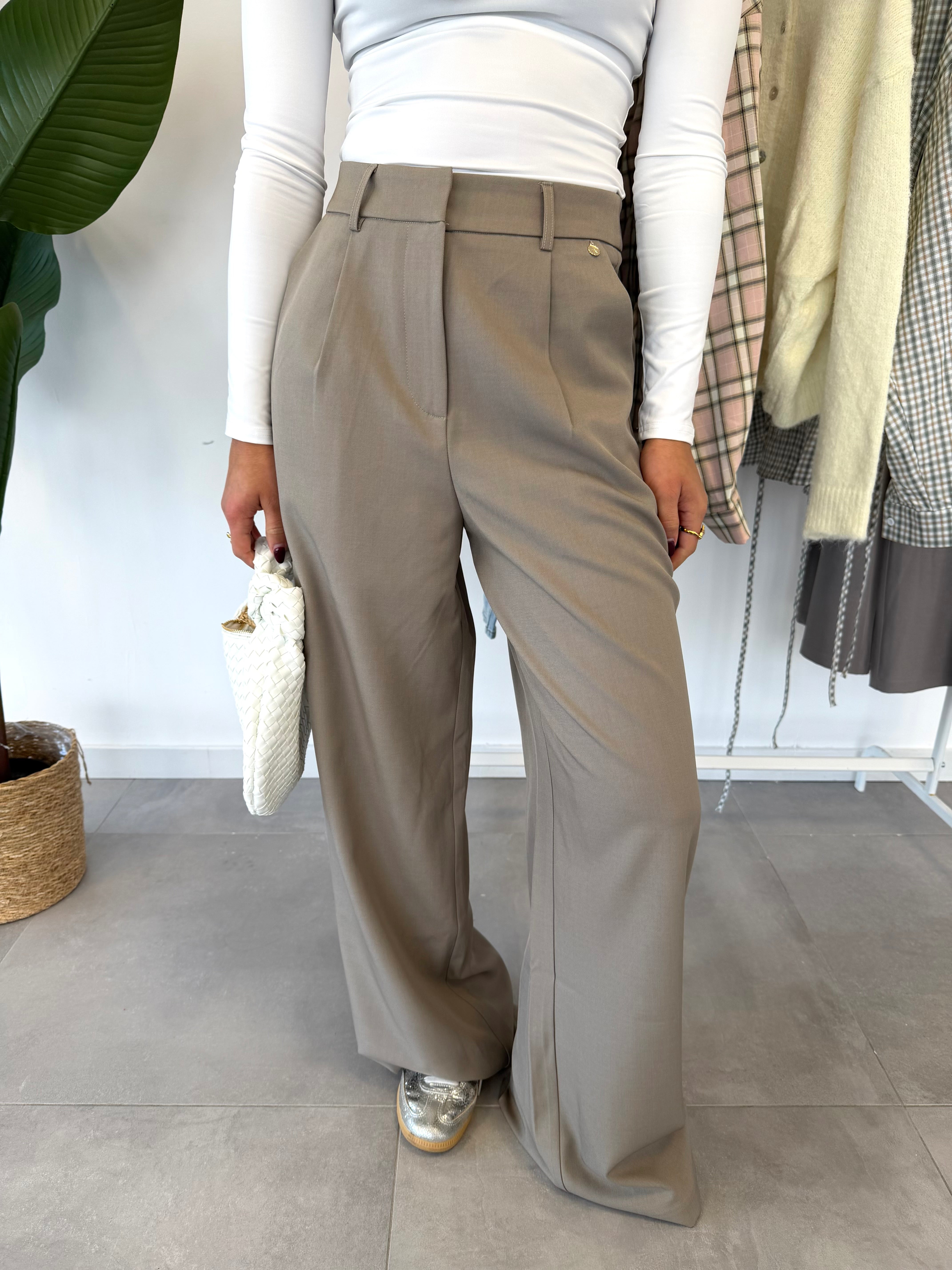 Chris pantalon – lichtgrijze pantalon met rechte, comfortabele pasvorm, close-up vooraanzicht