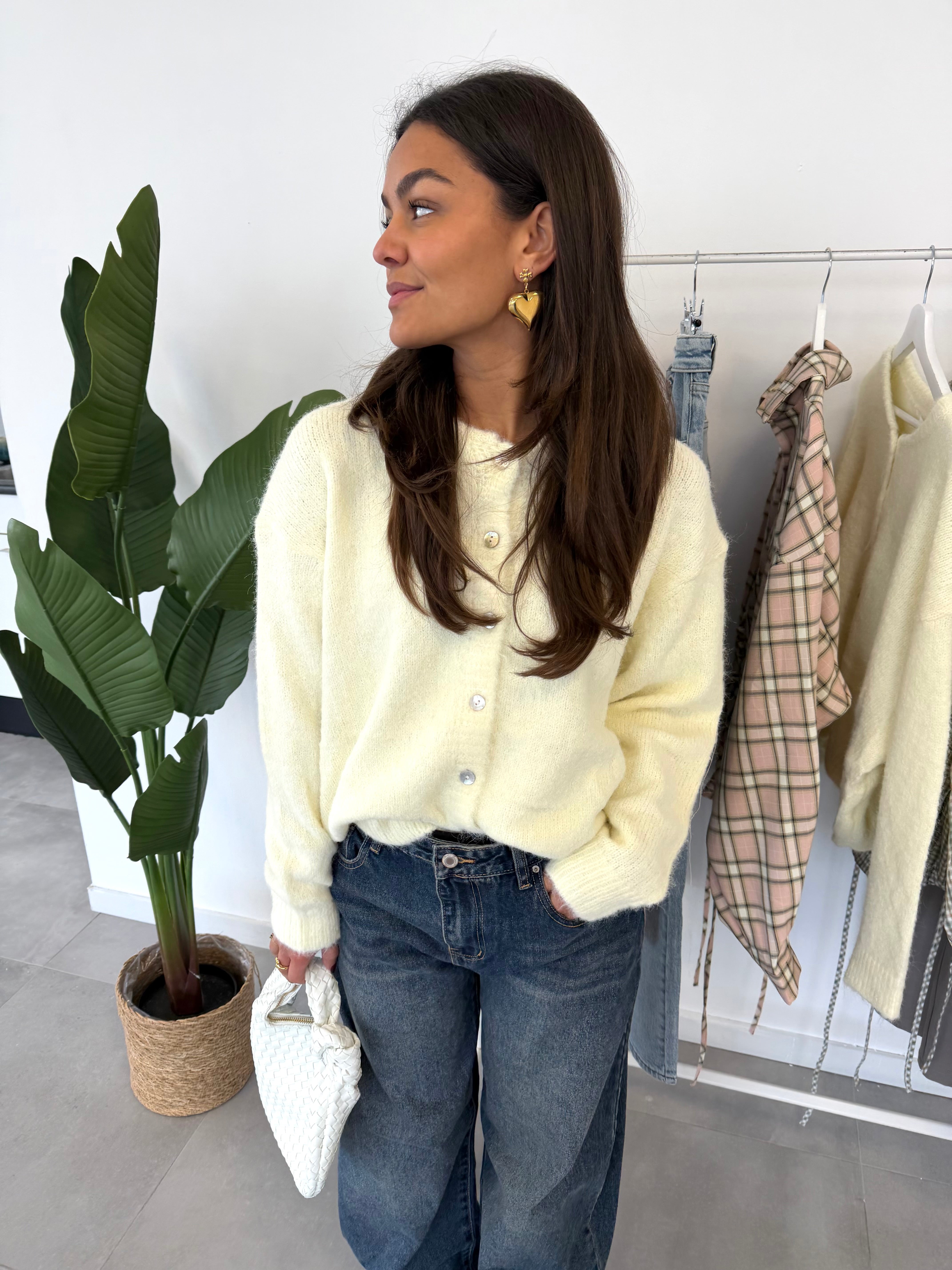 Merel vest – butter yellow vest met knoopjes en zachte, comfortabele stof, close-up vooraanzicht