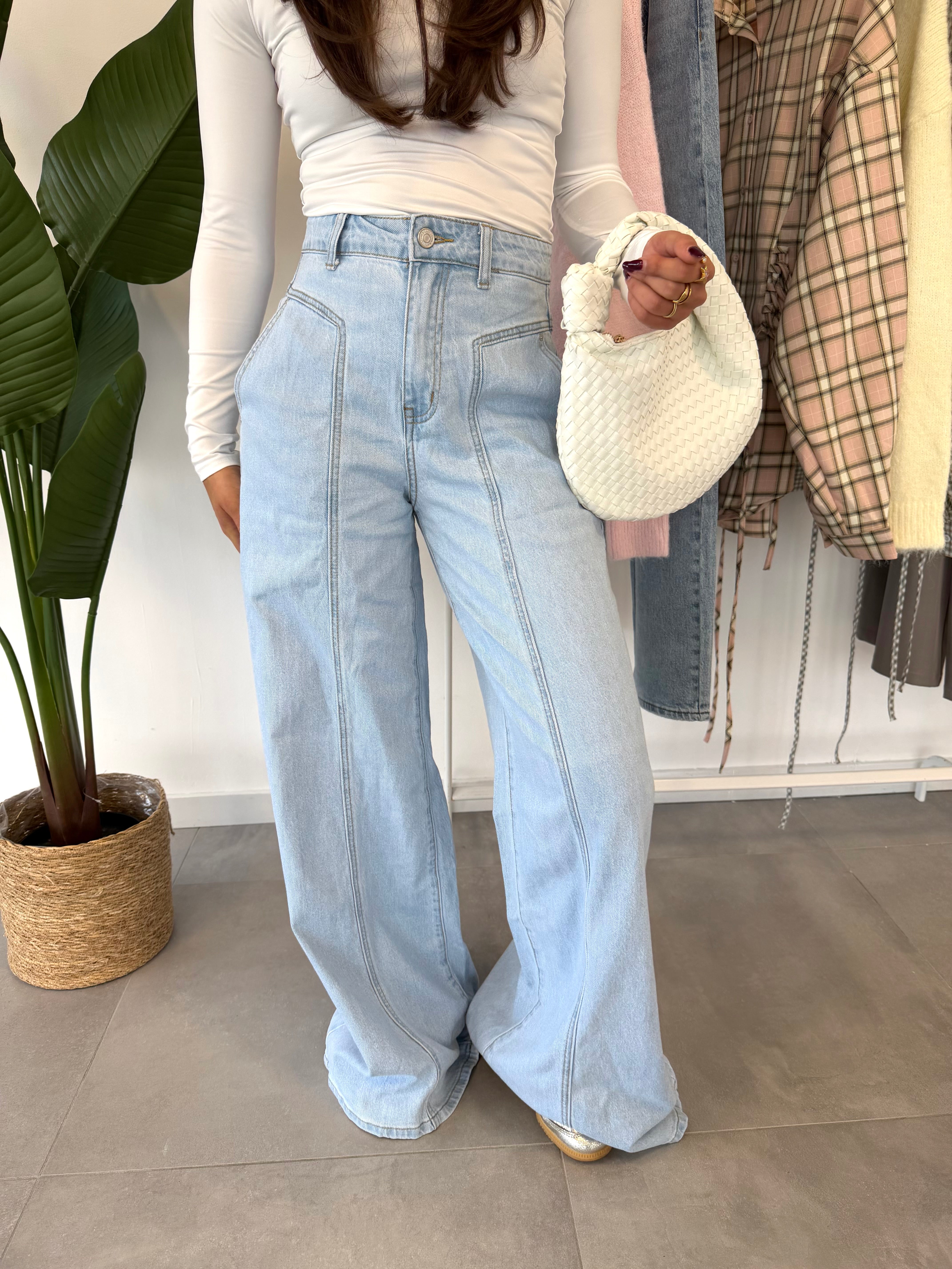 Fiora jeans – wijdvallende broek met subtiele streepdessin als detail, close-up vooraanzicht