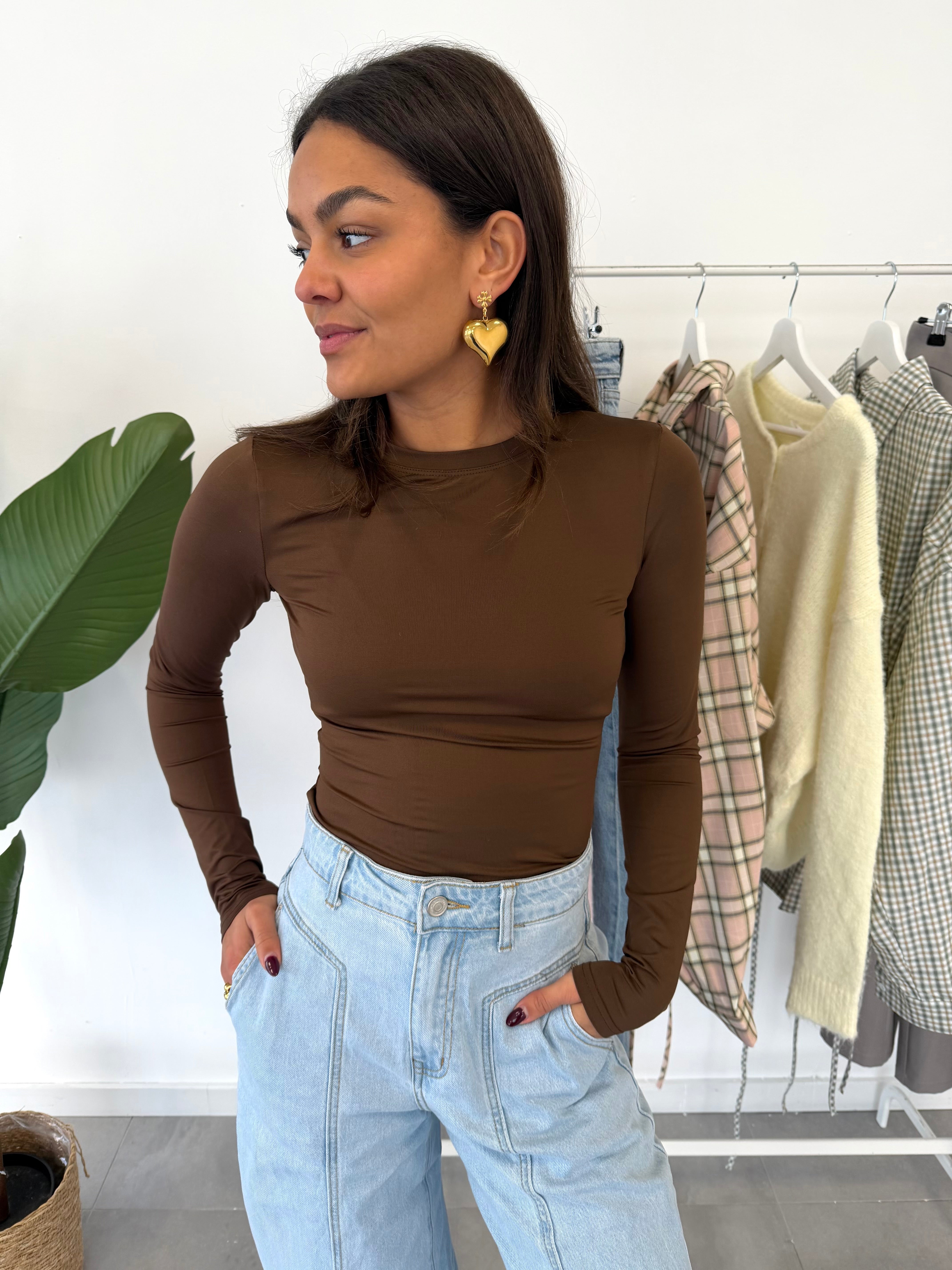 Serena body – bruine body met nauwsluitende pasvorm en zachte stof, vooraanzicht