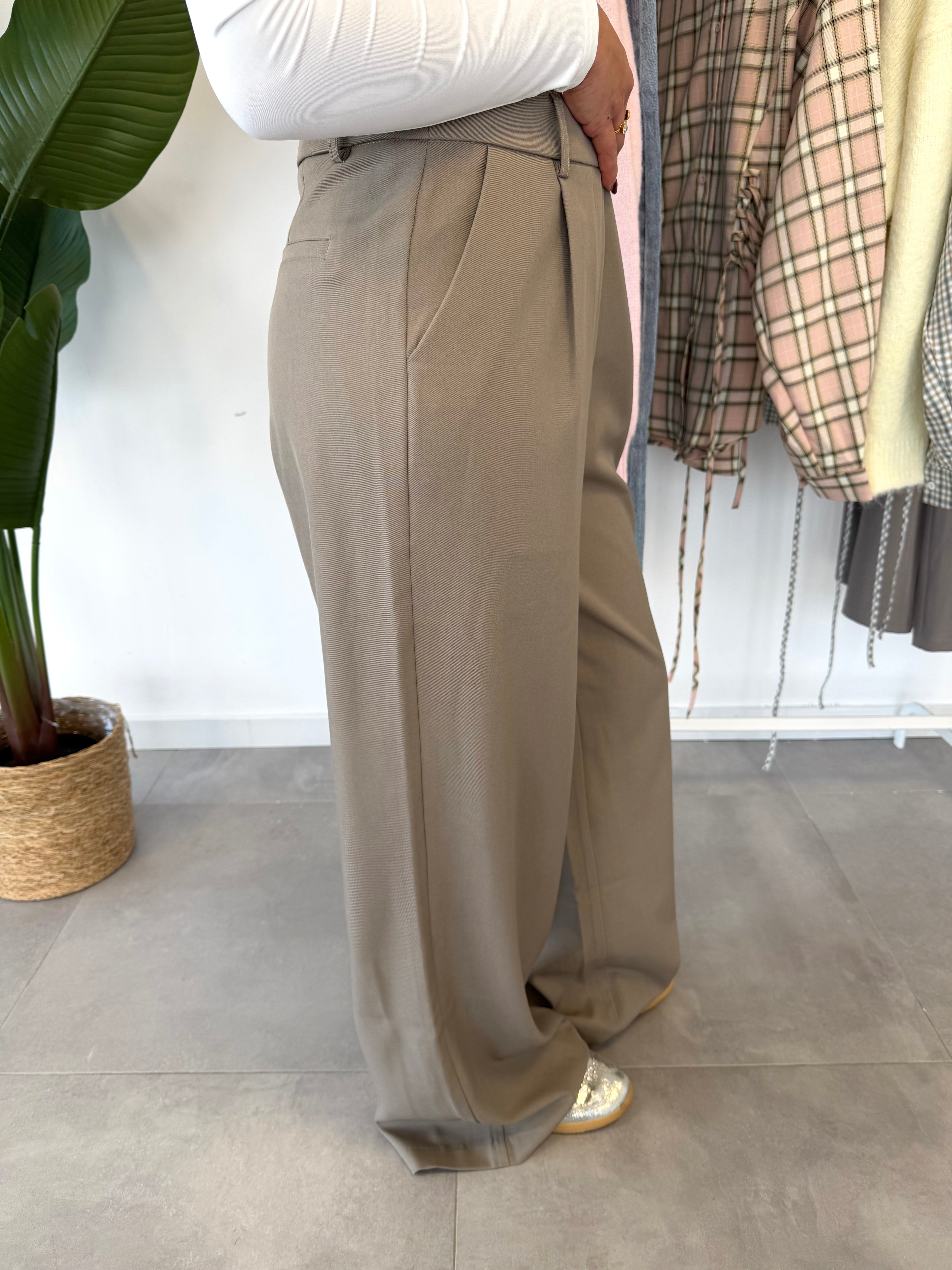 Chris pantalon – lichtgrijze pantalon met rechte, comfortabele pasvorm, zijaanzicht