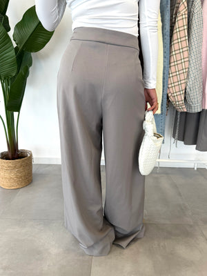Kevser pantalon – lichtgrijze, wijdvallende pantalon met brede pijpen en comfortabele pasvorm, zijaanzicht achteraanzicht