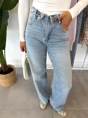 Brixie jeans – blauwe jeans met omgeslagen taille als speels detail, vooraanzicht