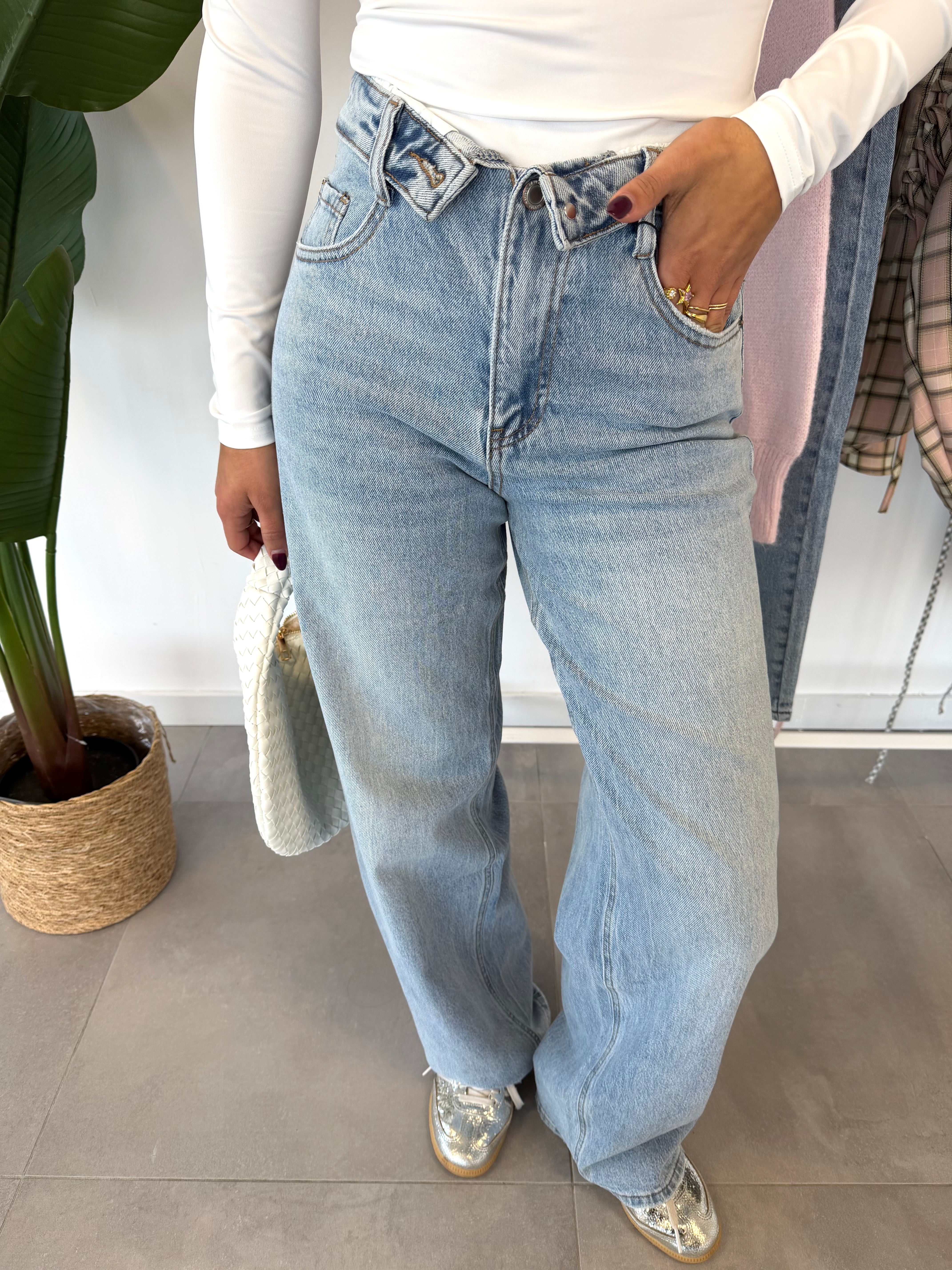 Brixie jeans – blauwe jeans met omgeslagen taille als speels detail, vooraanzicht