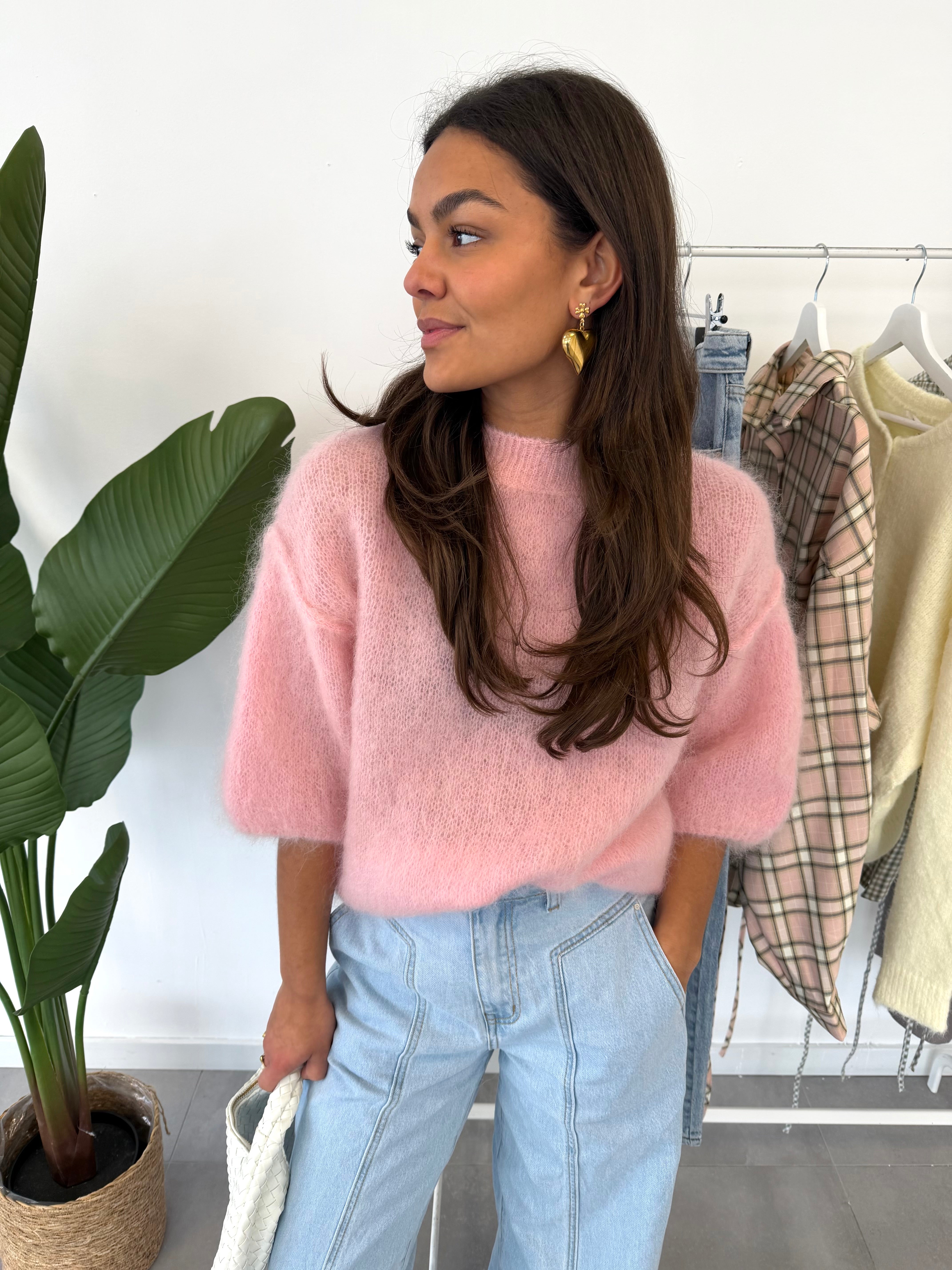 Rosie trui & blauwe jeans – roze trui met middellange mouwen en zachte stof, gecombineerd met blauwe jeans, vooraanzicht