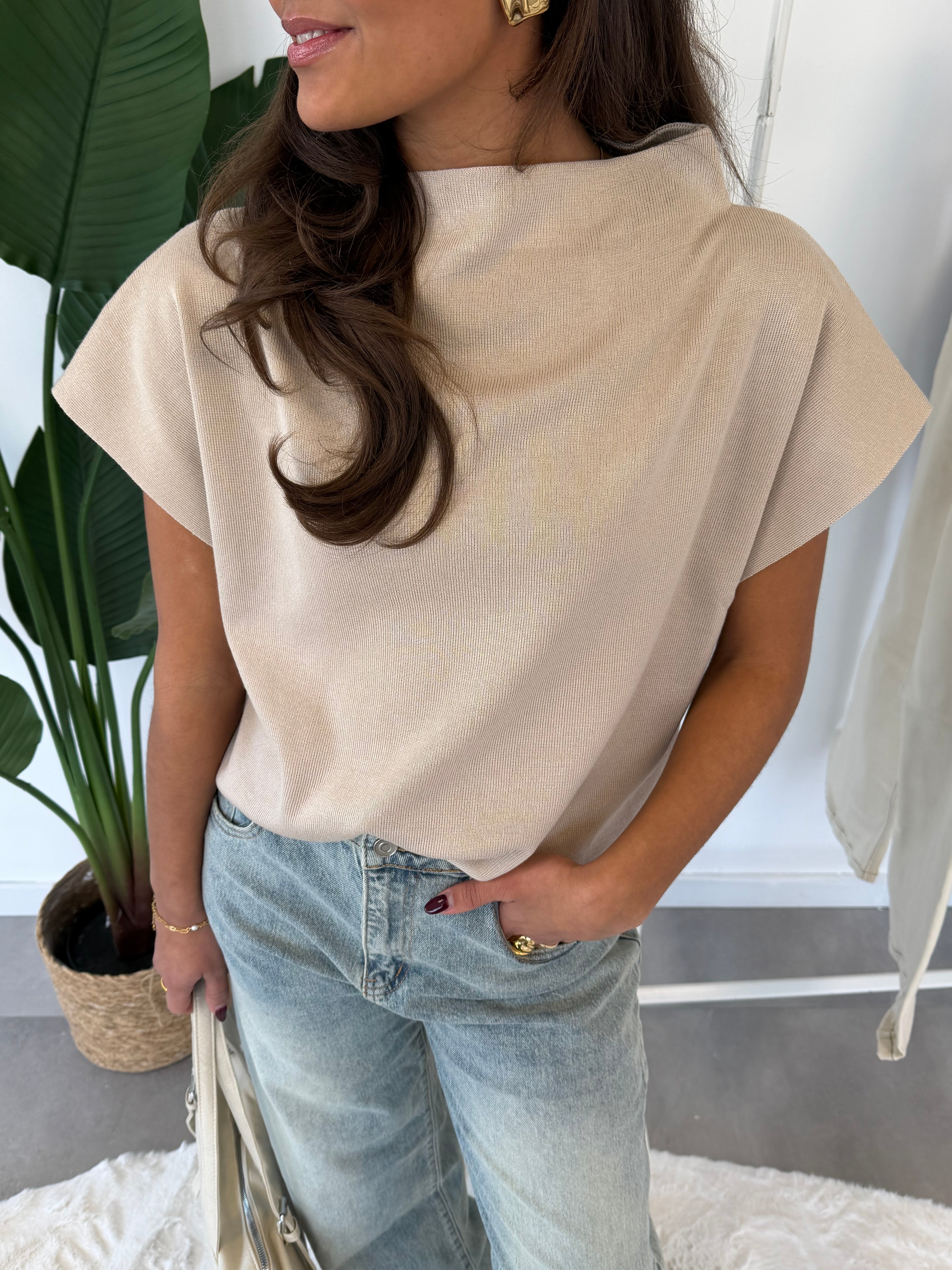 Saria shirt – close-up van stof en halslijn van het beige dames shirt