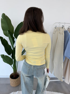 Nyra longsleeve – butter yellow longsleeve met slanke pasvorm, achteraanzicht