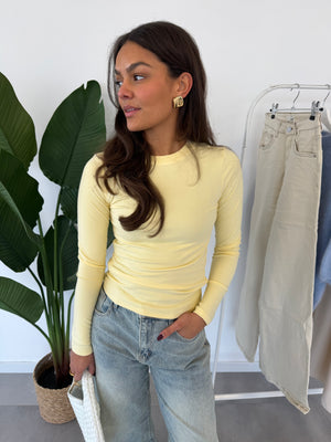 Nyra longsleeve – butter yellow longsleeve met slanke pasvorm en zachte stretchstof, vooraanzicht