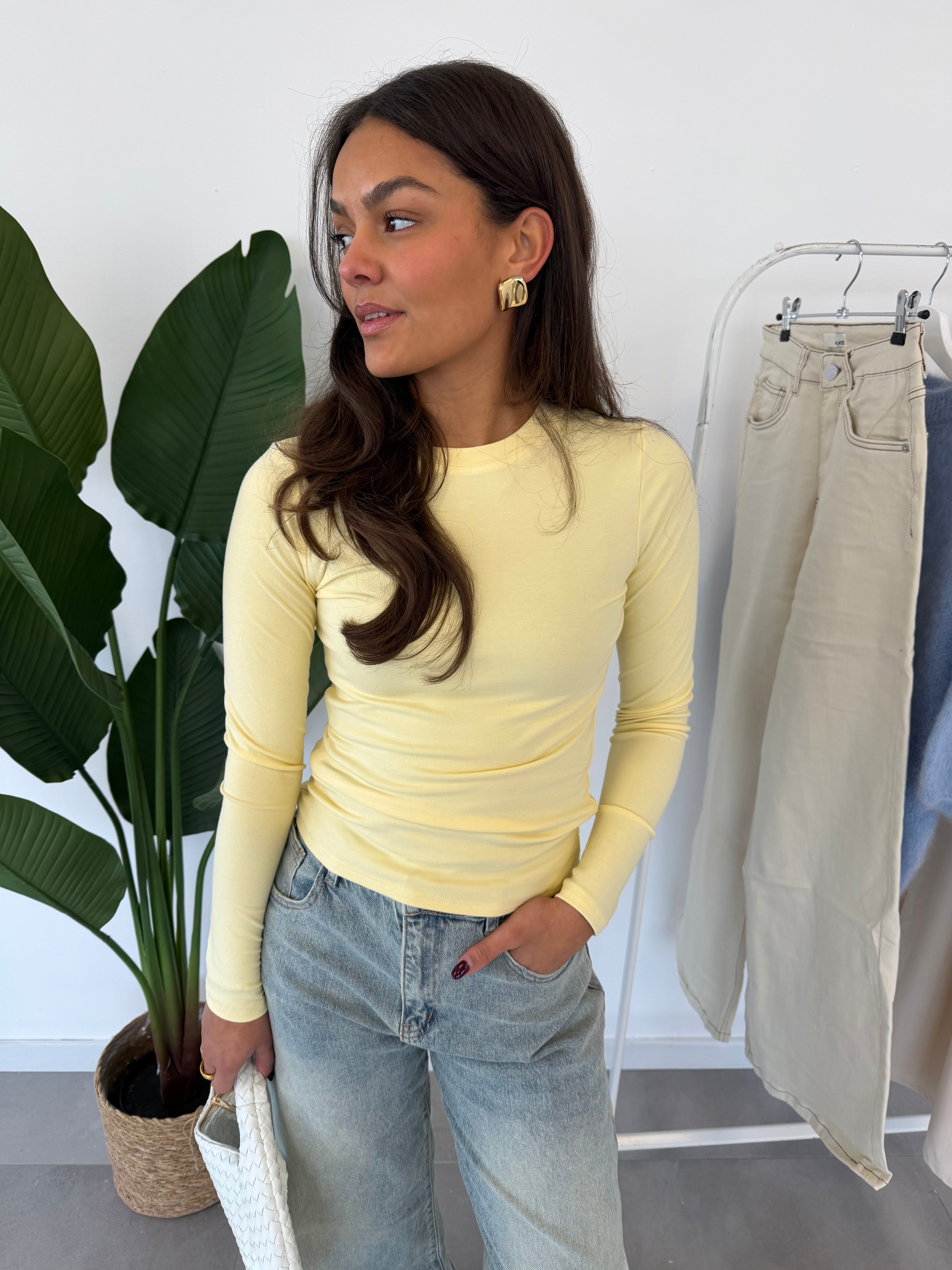 Nyra longsleeve – butter yellow longsleeve met slanke pasvorm en zachte stretchstof, vooraanzicht