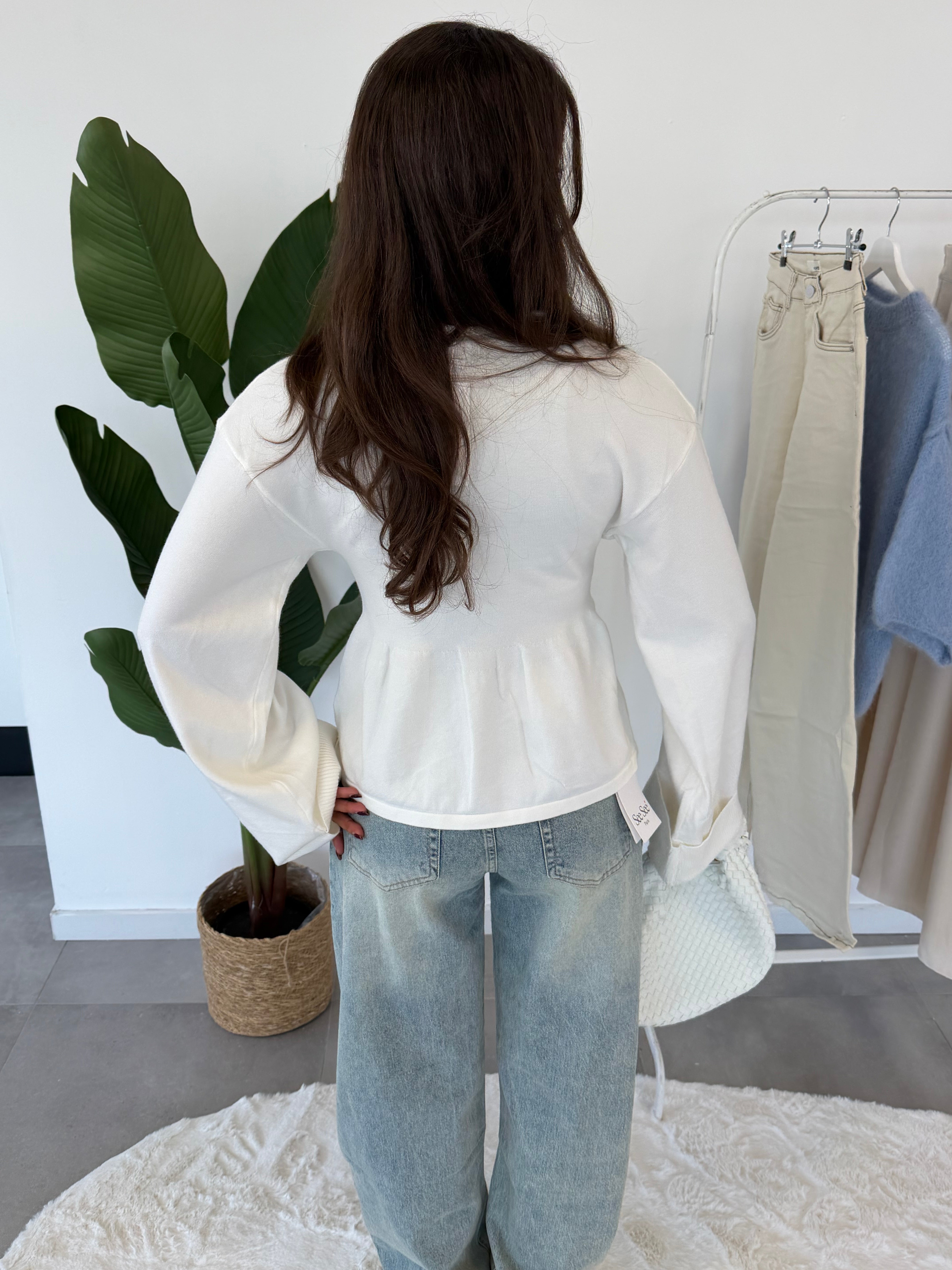 Isola top – witte top met uitlopende mouwen, nauwsluitend bij de buik, achteraanzicht