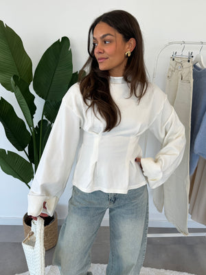 Isola top – witte top met wijde mouwen en een aansluitende taille, close-up vooraanzicht