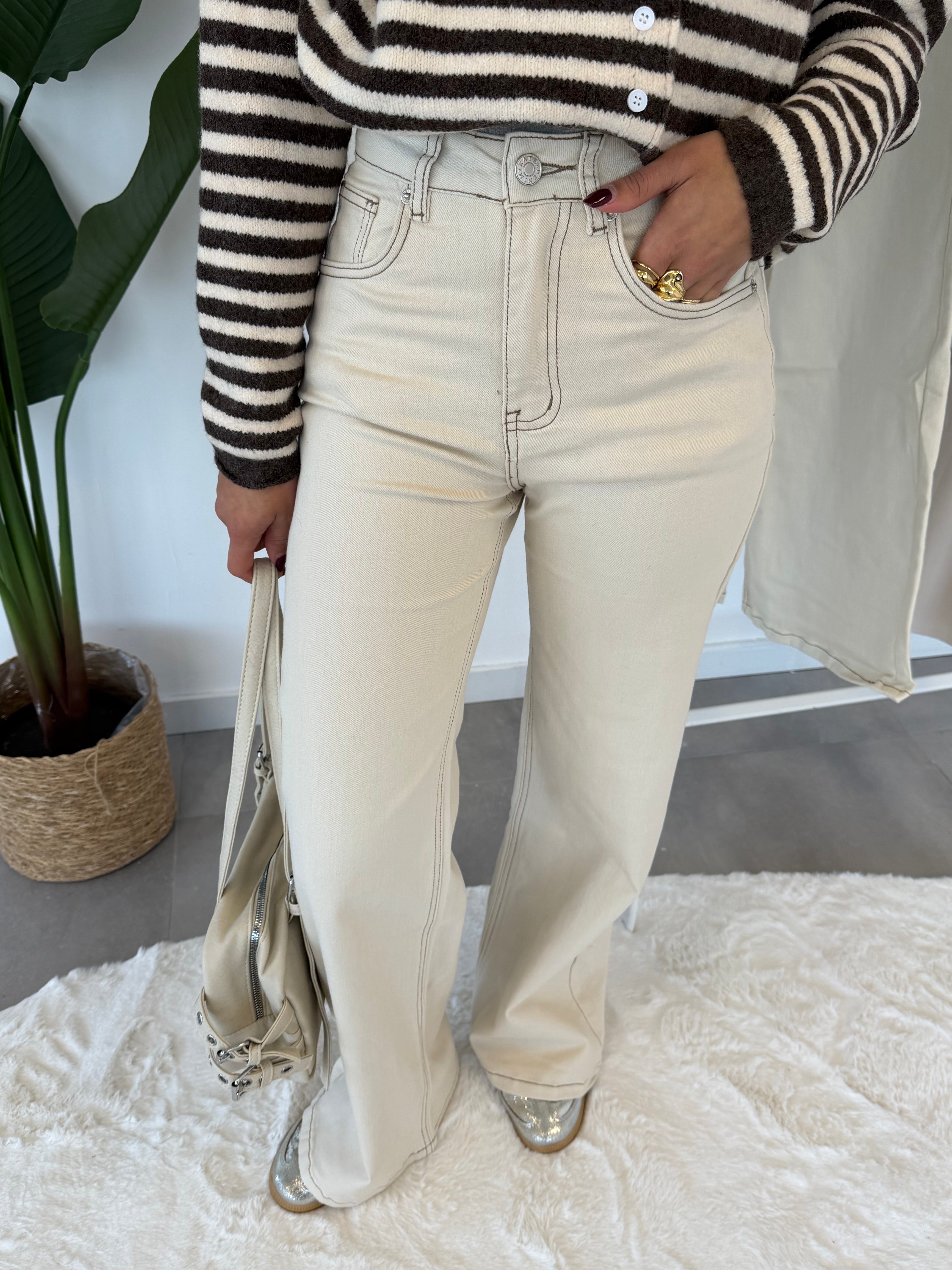 Maris jeans – beige dames jeans met rechte pijpen en hoge taille, vooraanzicht met een strakke tailleband en minimalistische afwerking