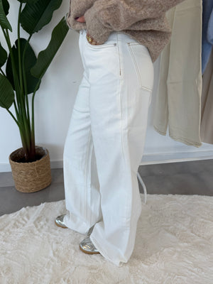 Lyra jeans – witte wide leg jeans, zijaanzicht met hoge taille en rechte pijp